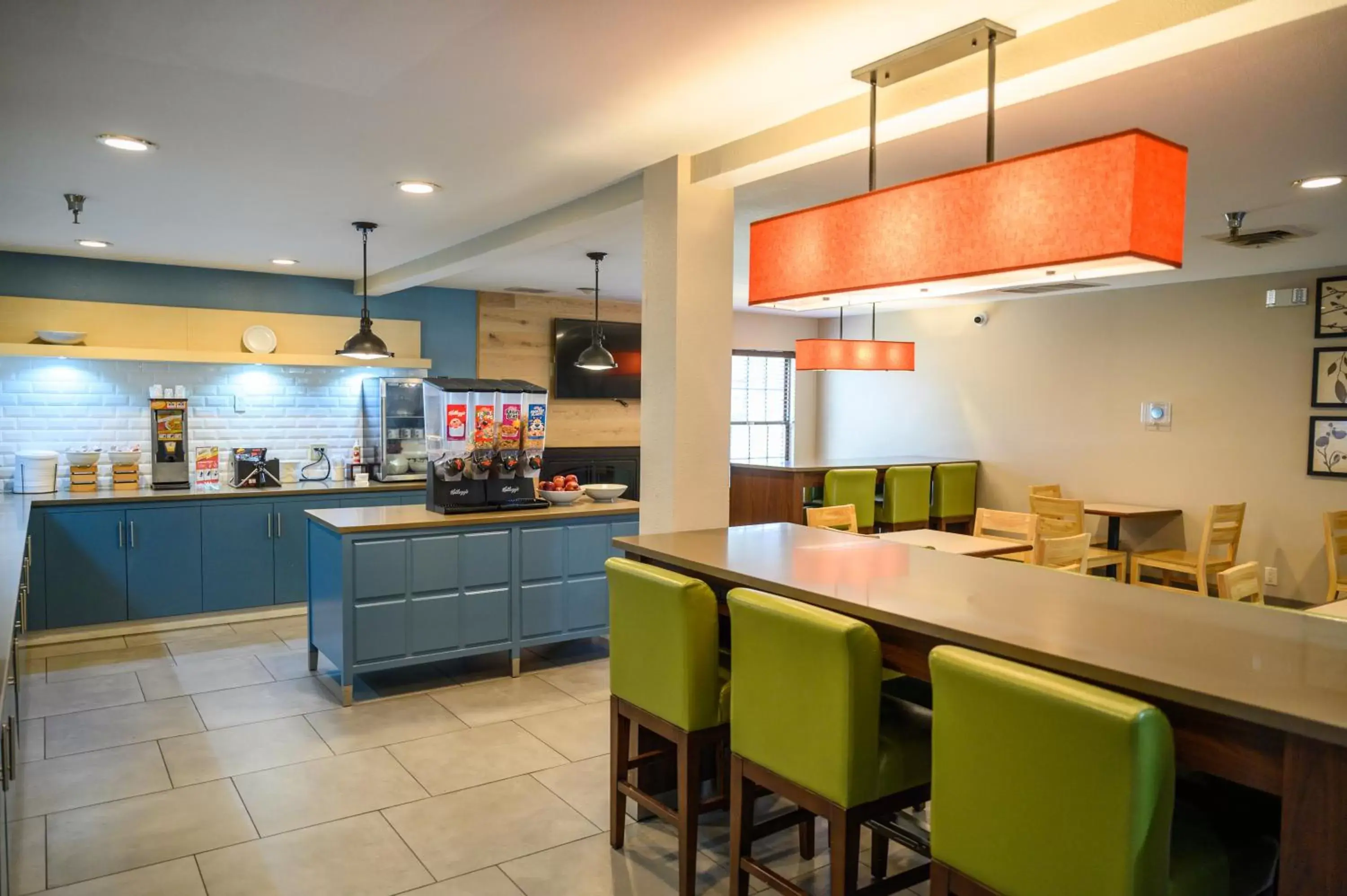 Breakfast, Kitchen/Kitchenette in Country Inn & Suites by Radisson, Greenfield, IN