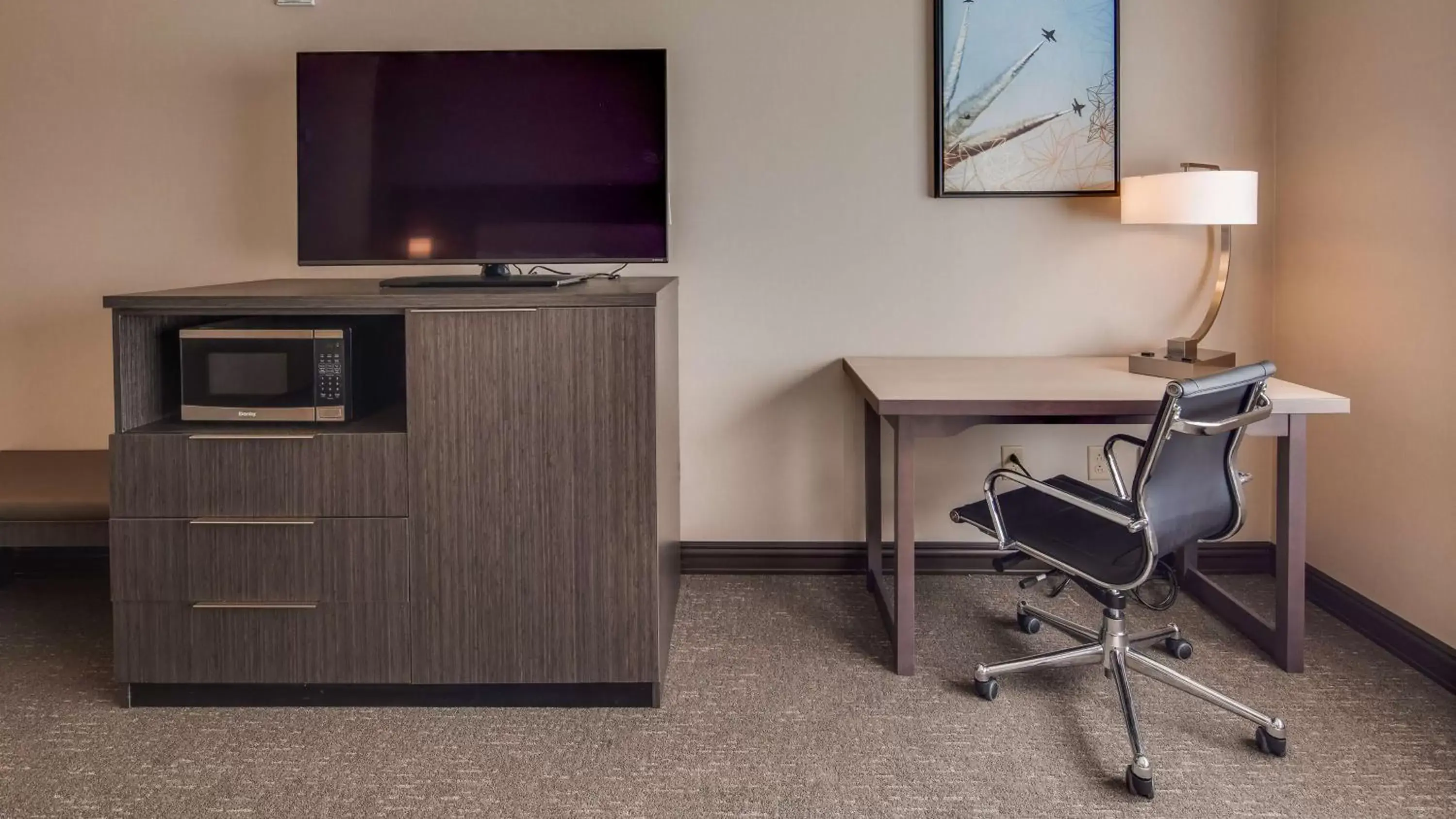 Photo of the whole room, TV/Entertainment Center in Best Western Plus Executive Residency Rigby's Water World Hotel