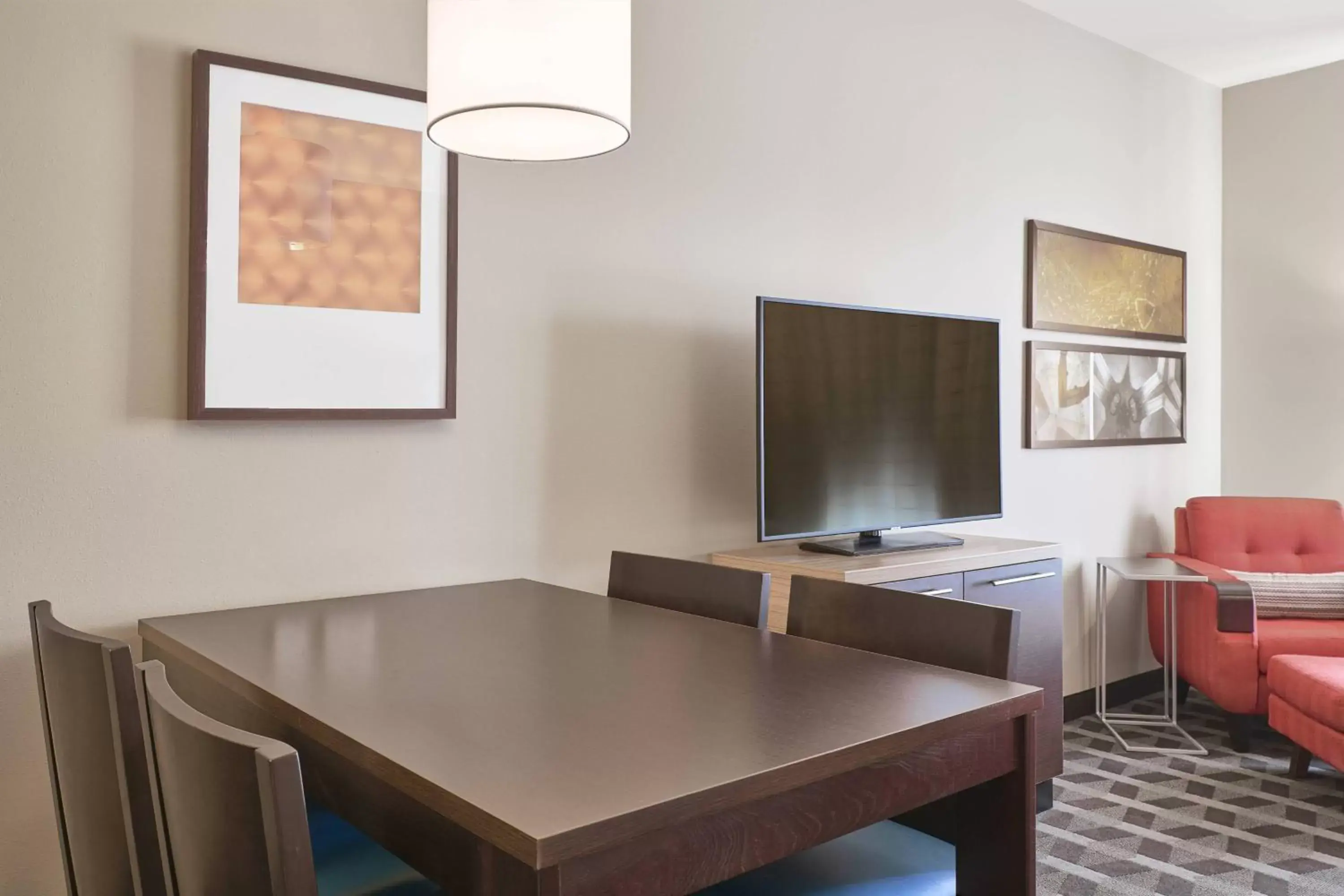 Bedroom, TV/Entertainment Center in TownePlace Suites by Marriott Medicine Hat