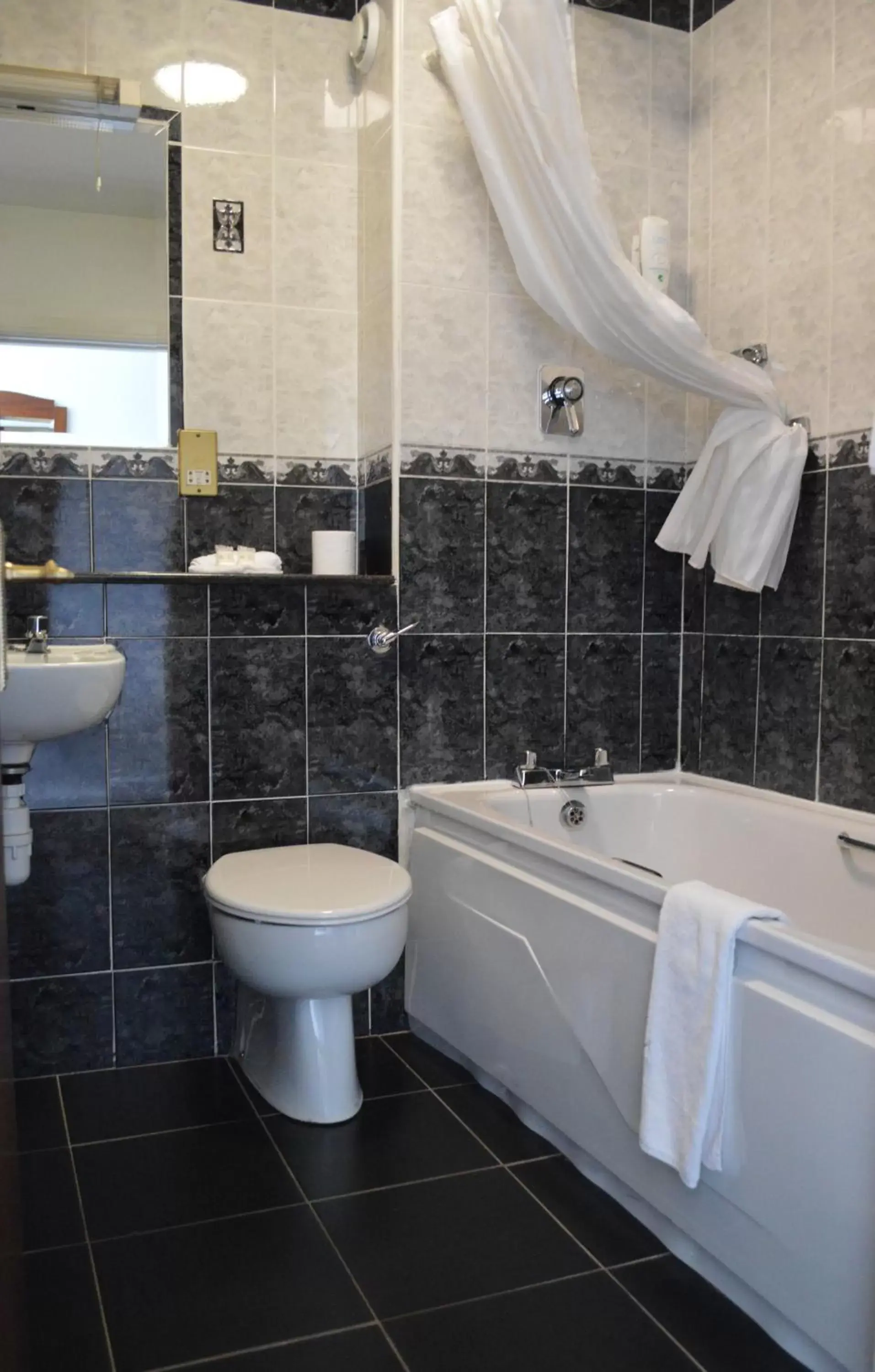 Bathroom in Dublin Citi Hotel