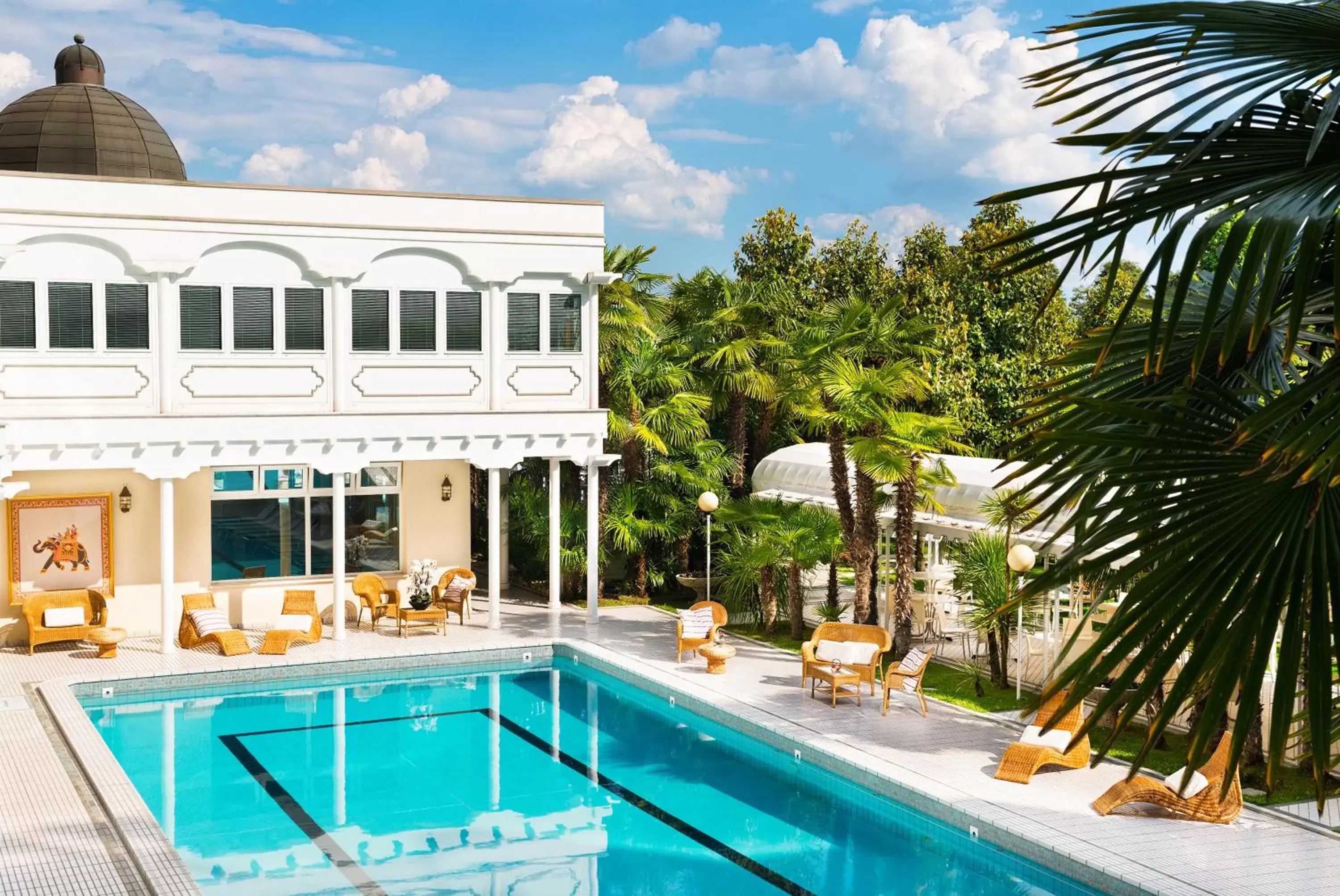 Garden, Swimming Pool in Hotel Metropole