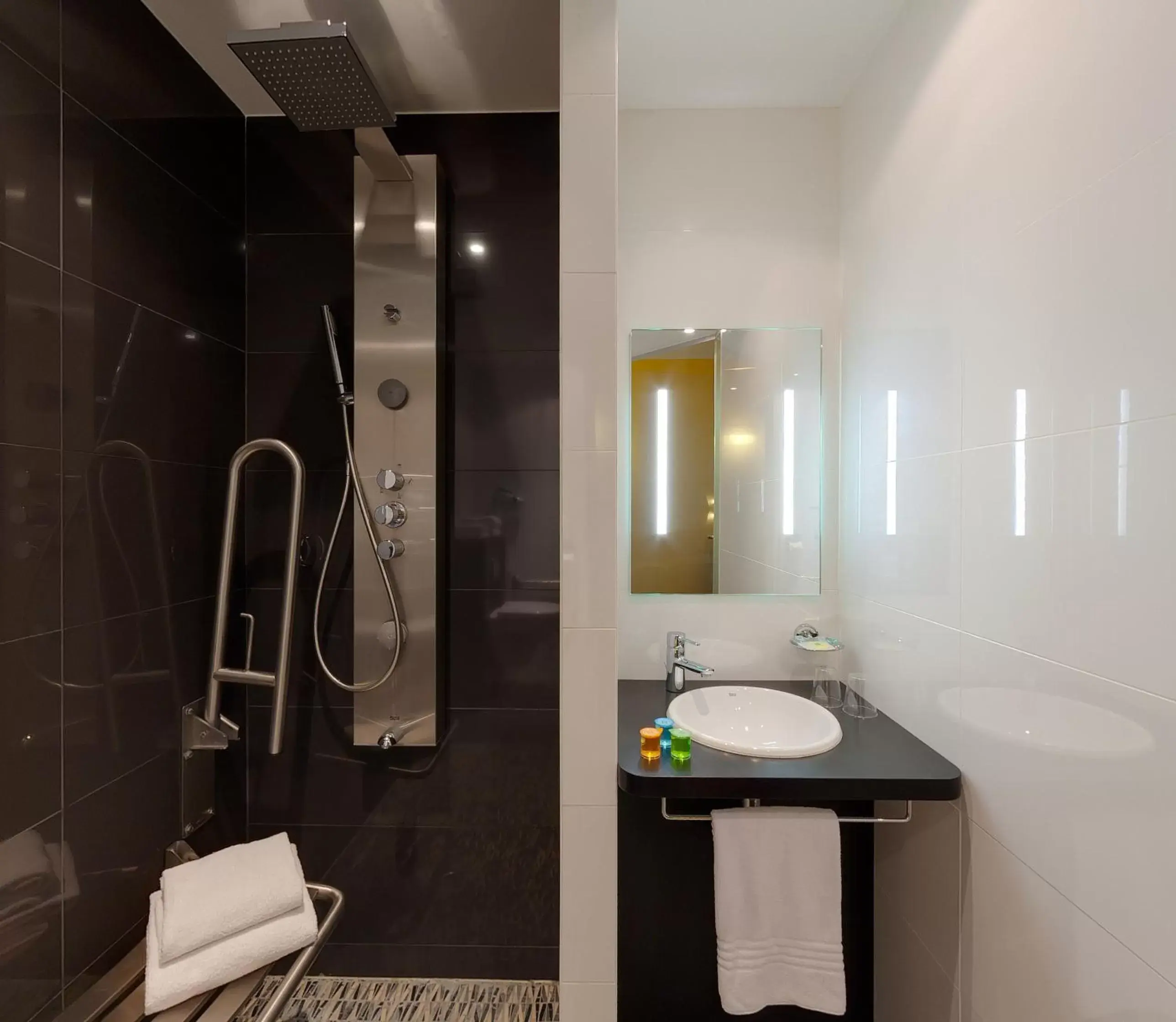 Property building, Bathroom in ibis Styles Rennes Centre Gare Nord