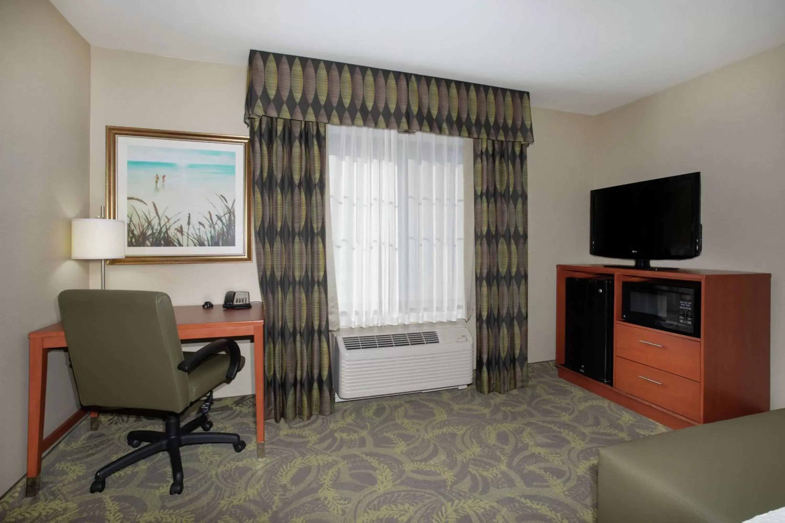 Bedroom, TV/Entertainment Center in Hampton Inn & Suites Astoria