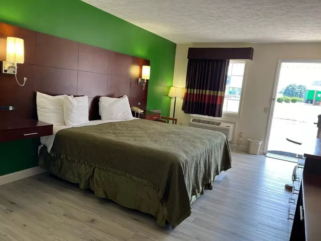 King Room in Surry Inn - Dobson - I-77 - Exit 93 King Room in Surry Inn - Dobson - I-77 - Exit 93