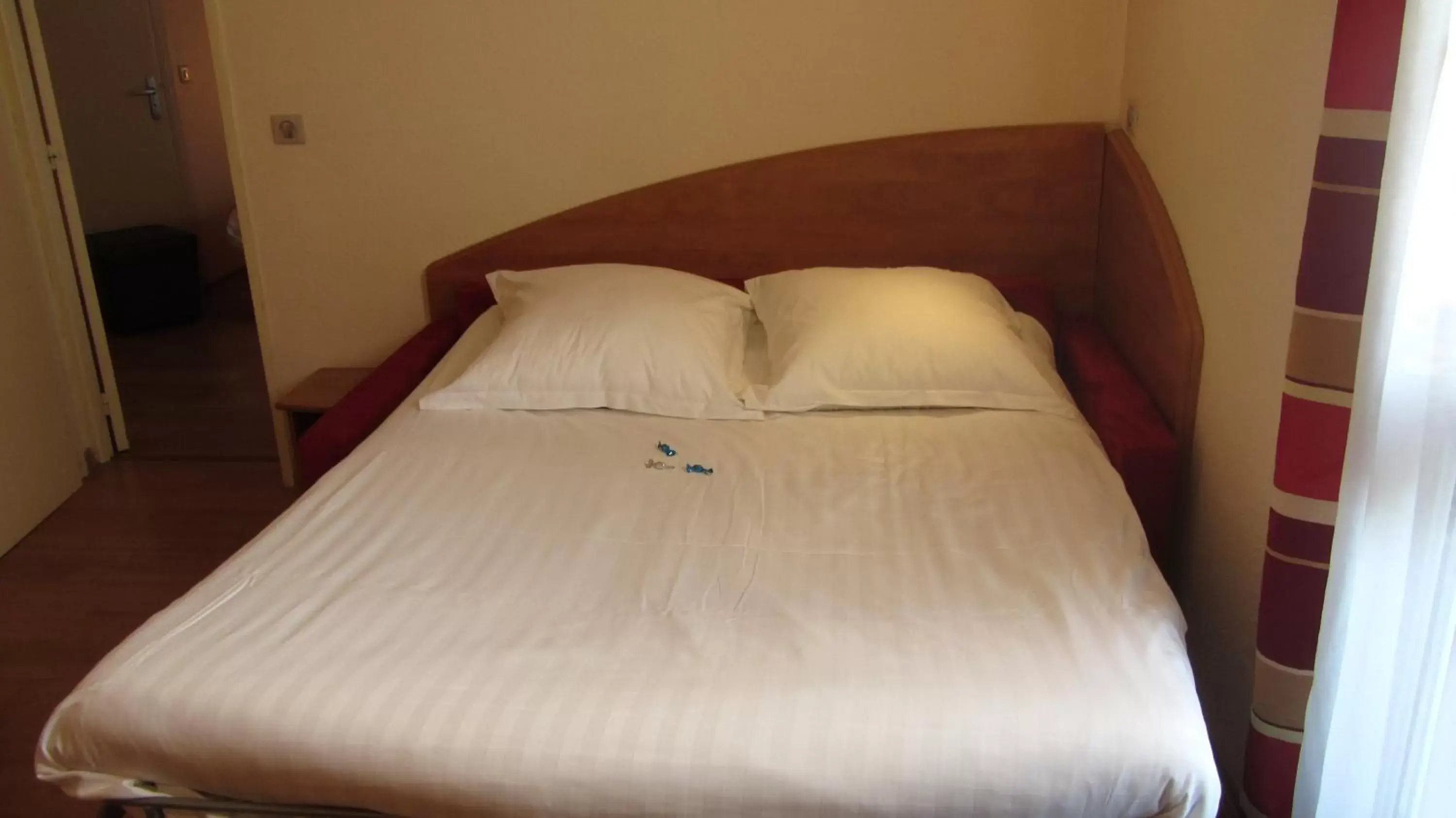 Bed in Kyriad Nîmes Ouest A9