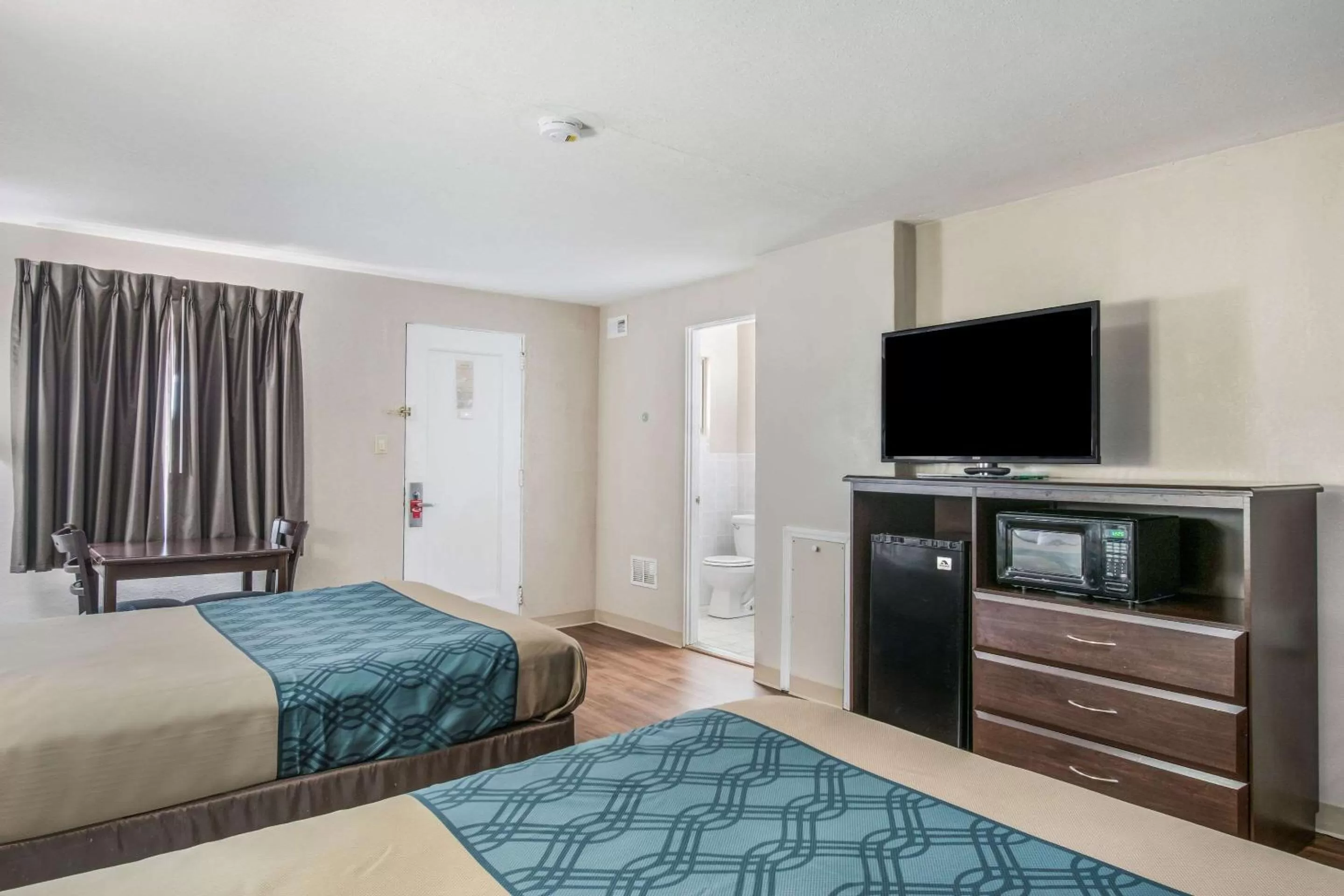 Photo of the whole room, Bed in Econo Lodge Mechanicsburg - Harrisburg West