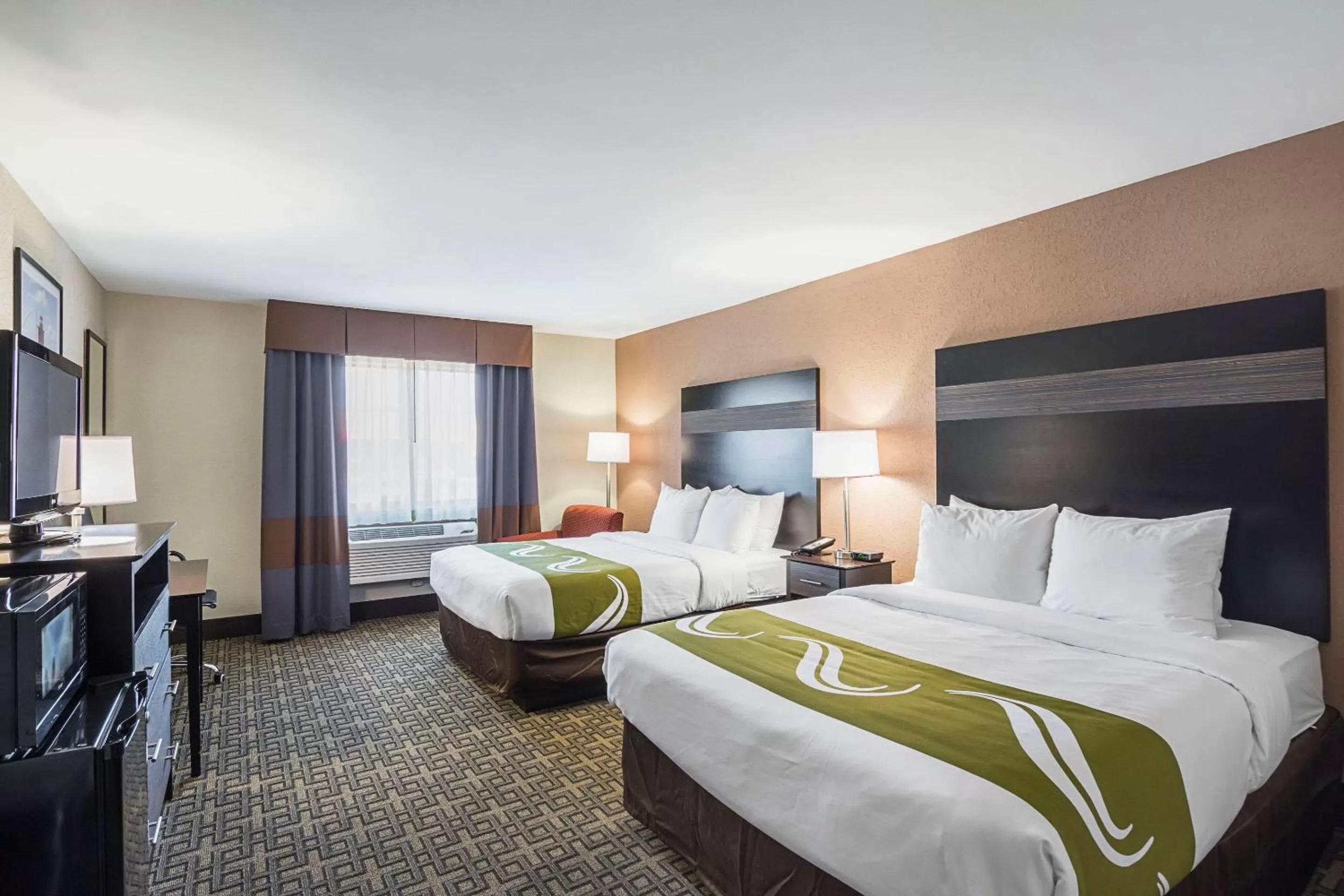 Photo of the whole room, Bed in Quality Inn & Suites Holland