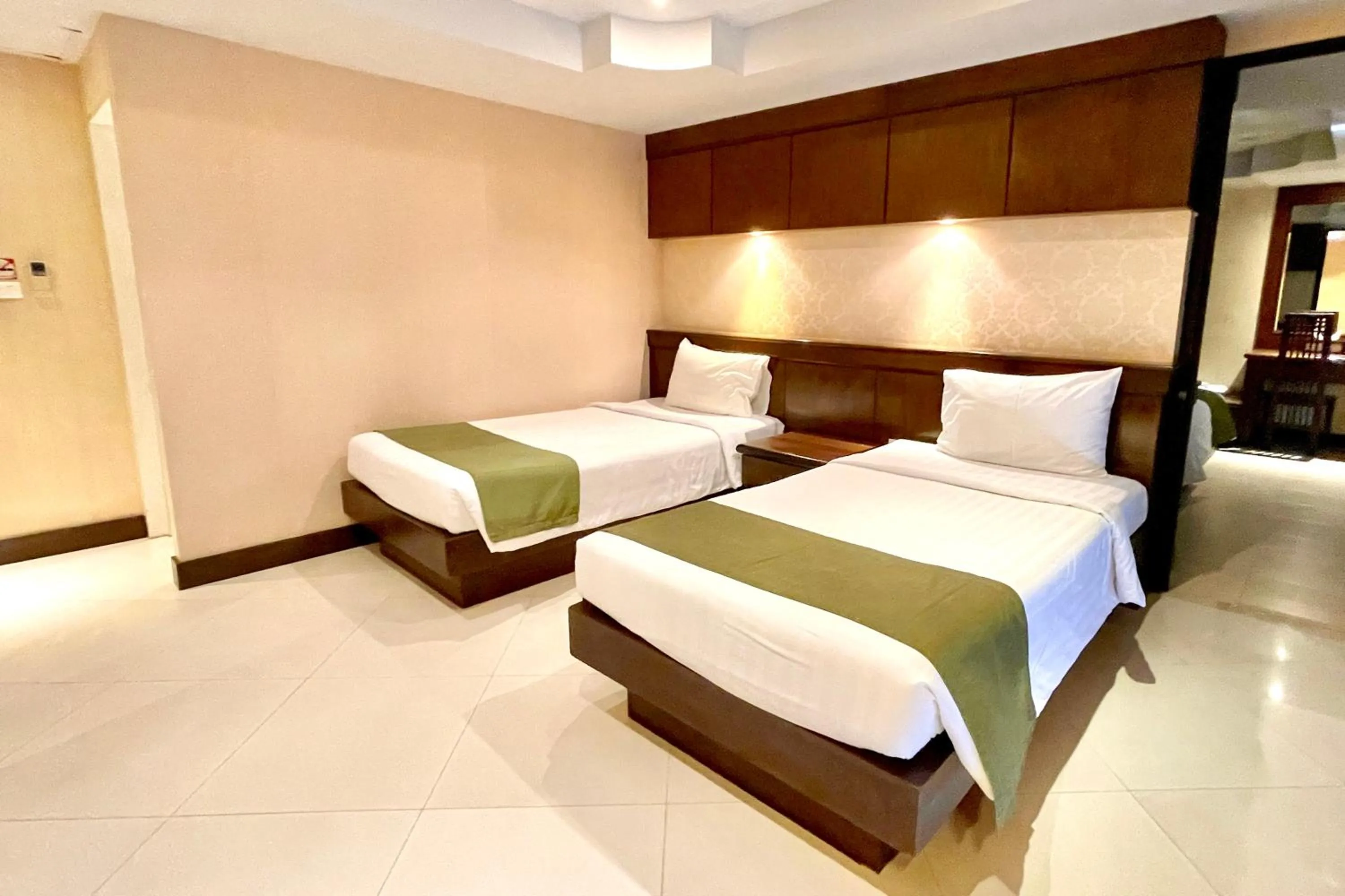 Bedroom, Bed in Rayaburi Hotel, Patong