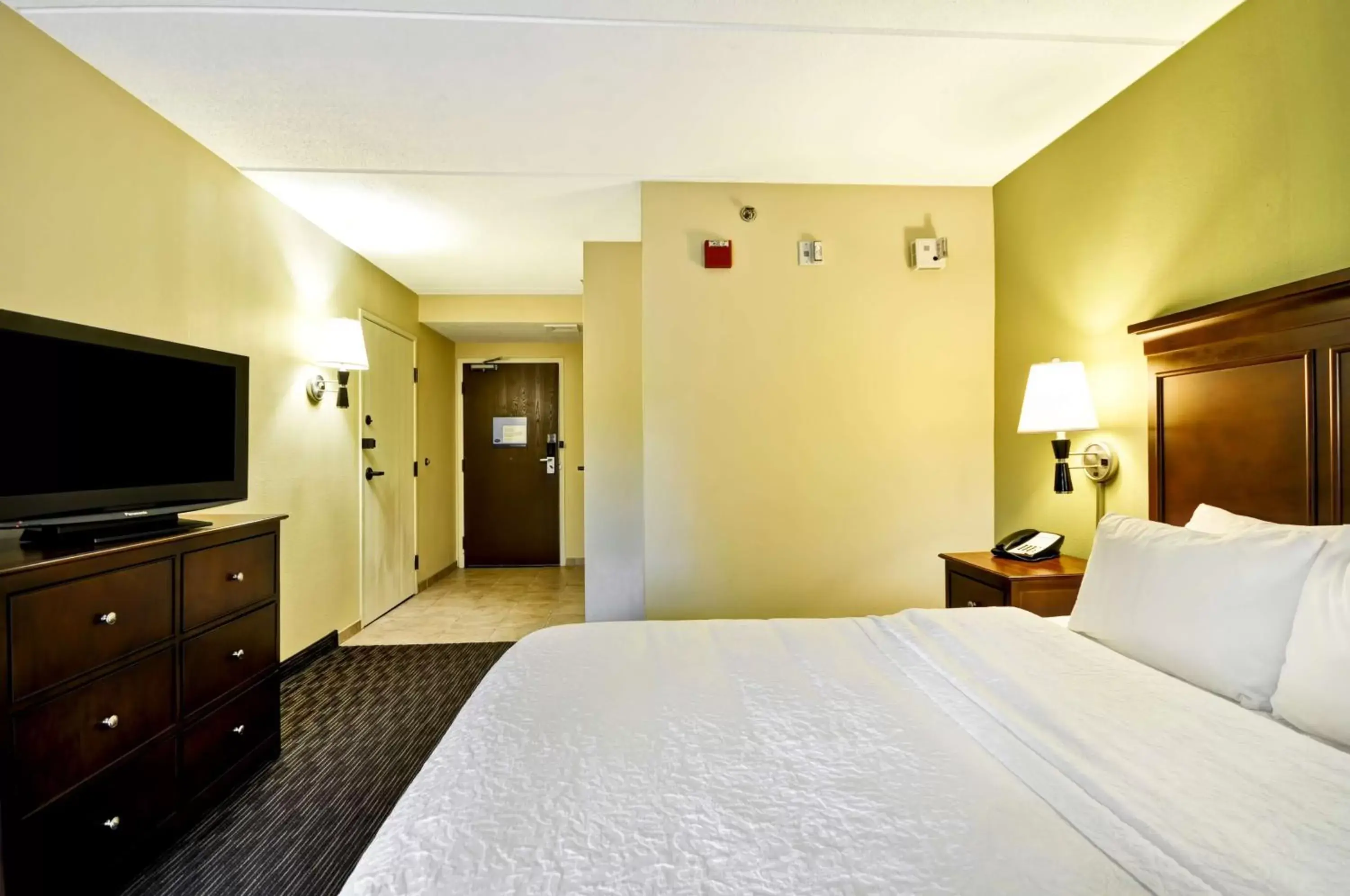 Bed in Hampton Inn Cleveland-Westlake