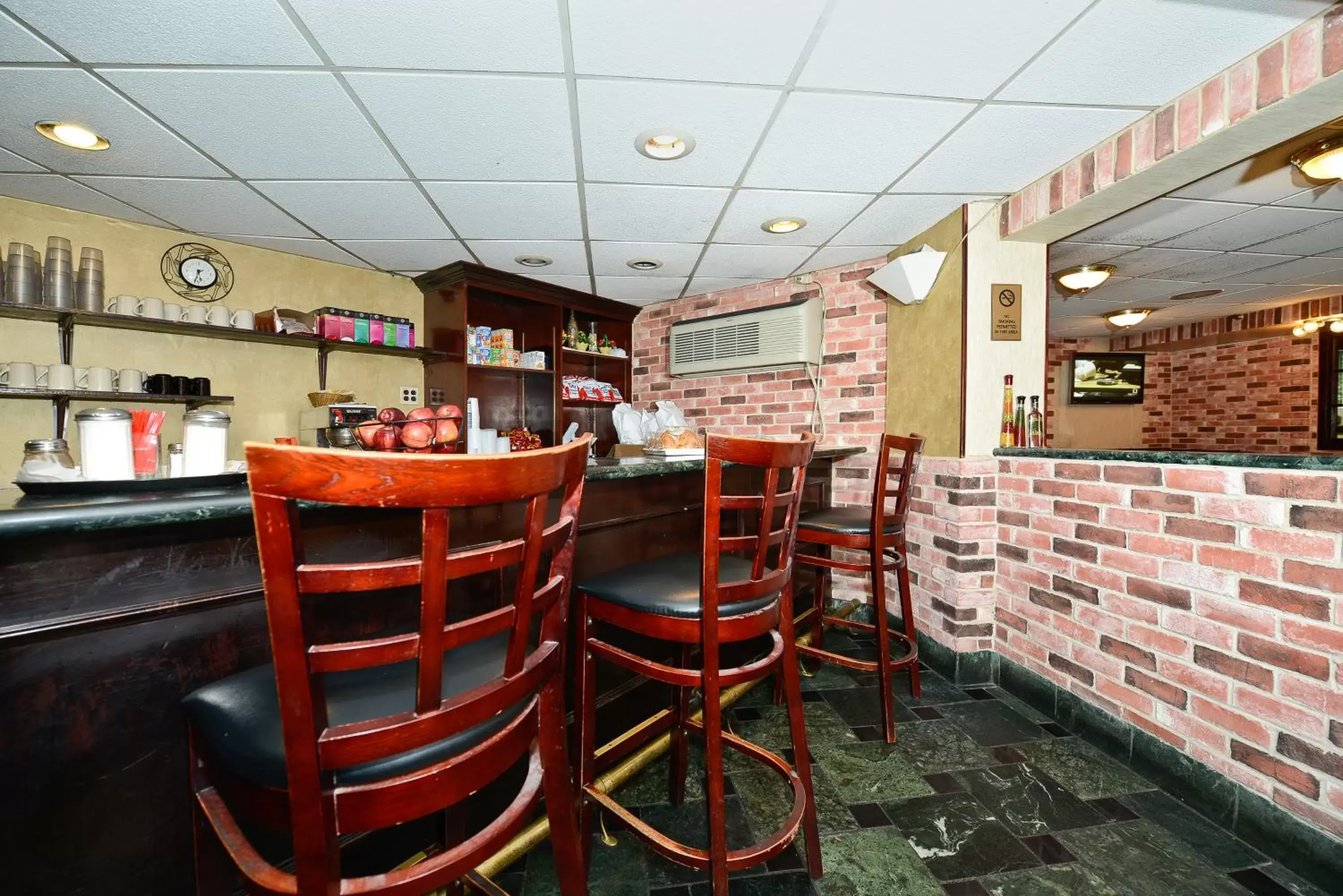 Restaurant/places to eat, Lounge/Bar in Howard Johnson by Wyndham Newark Airport