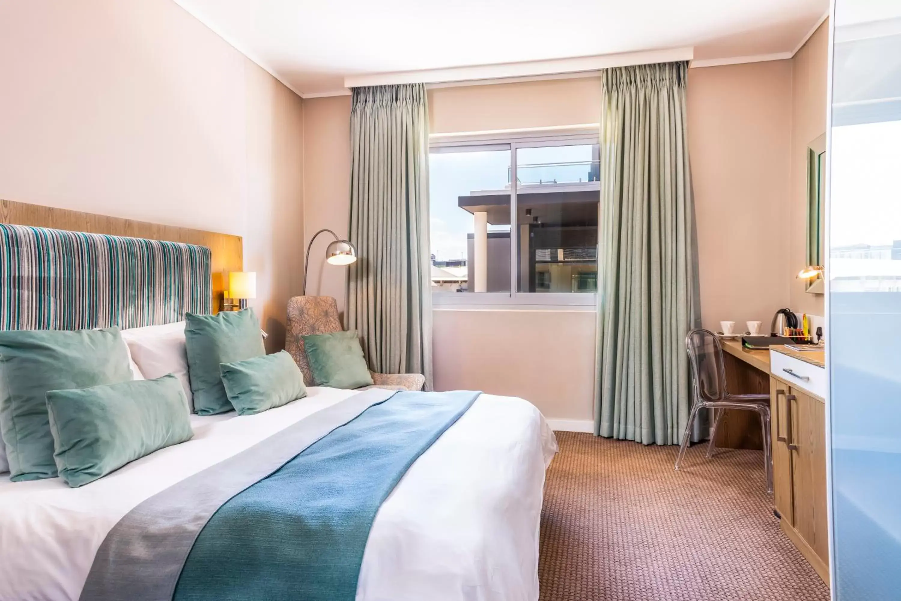 TV and multimedia, Bed in aha Harbour Bridge Hotel & Suites