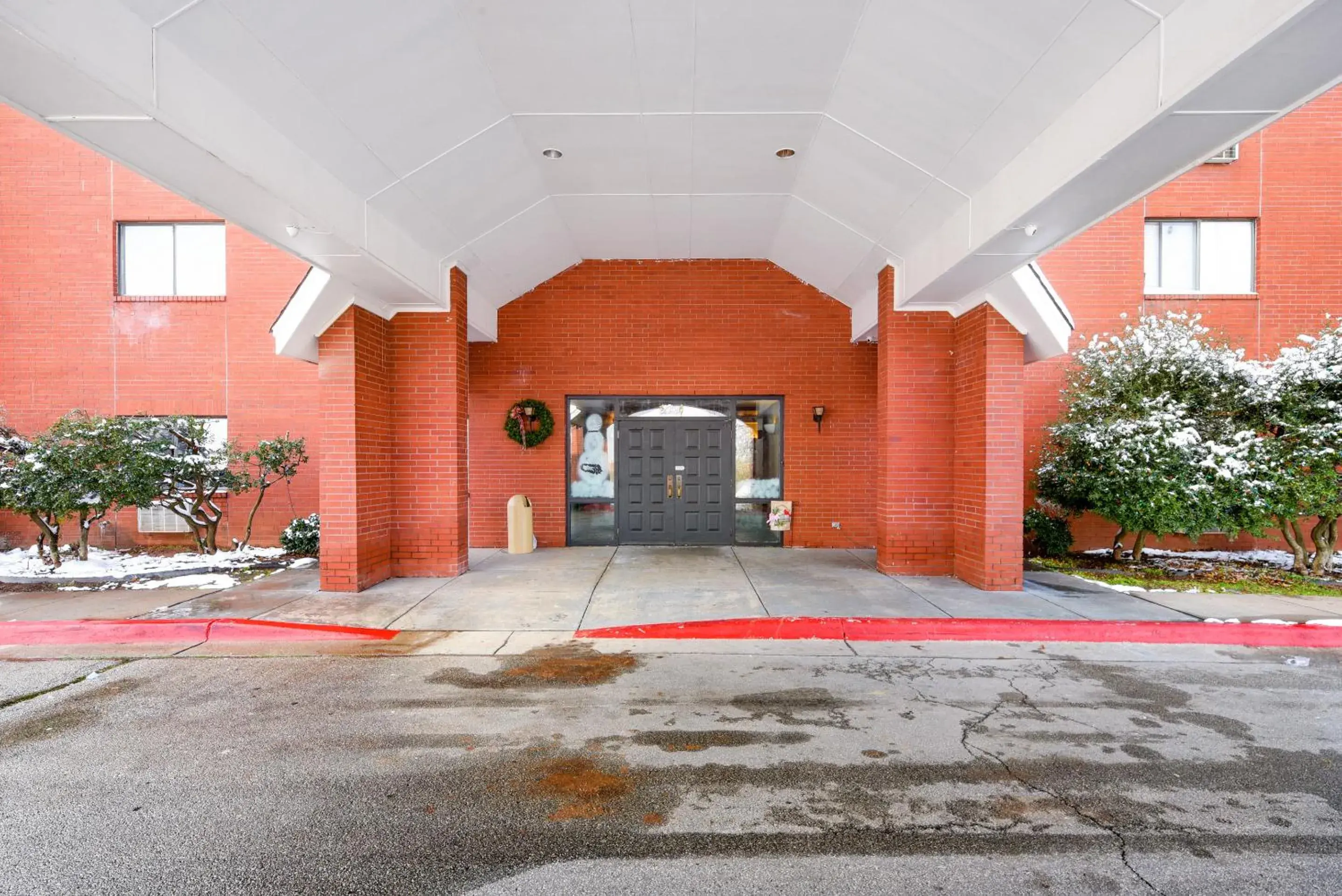 Facade/entrance in OYO Hotel Edmond - University of Central Oklahoma