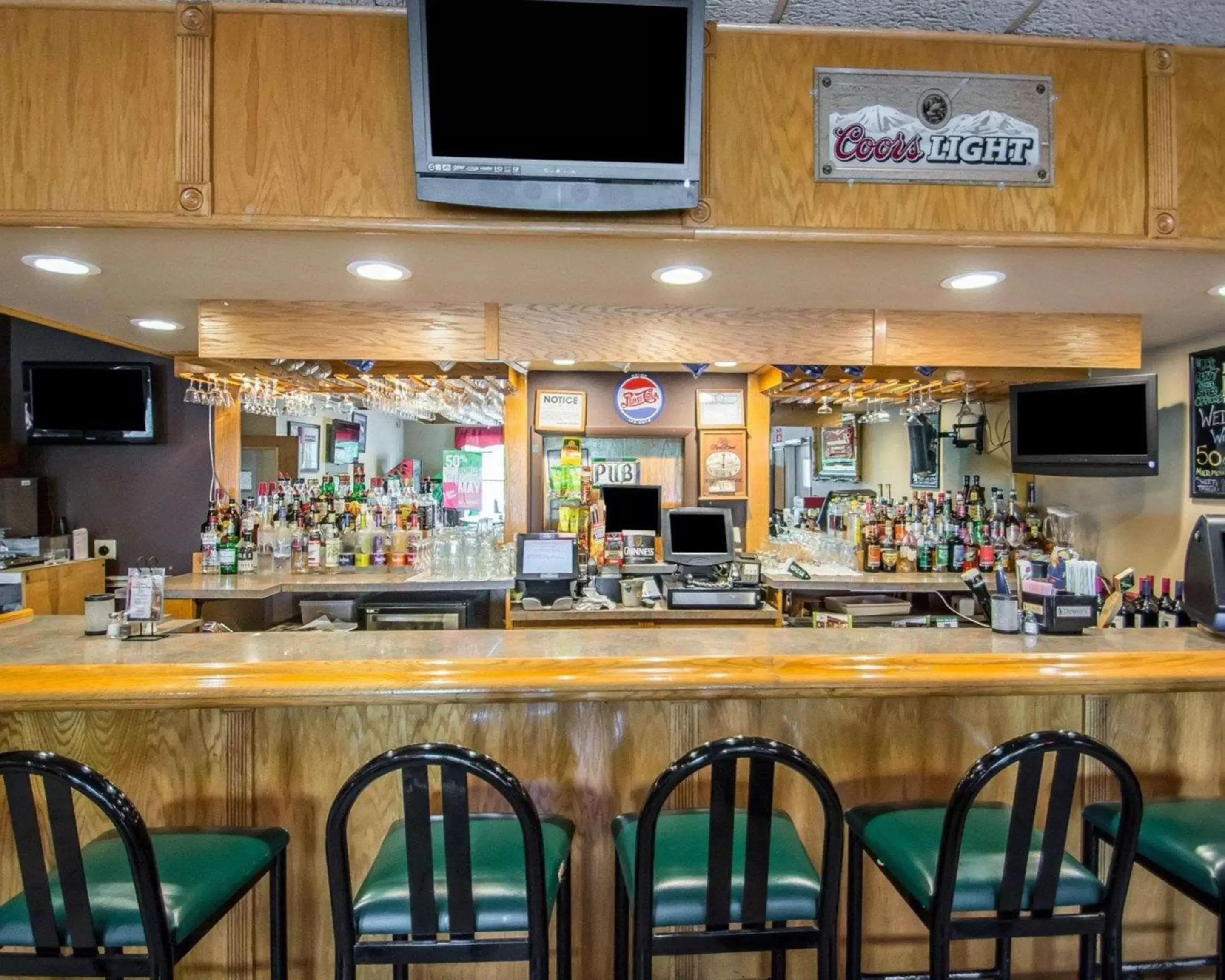 Lounge or bar, Lounge/Bar in Rodeway Inn Lakeville