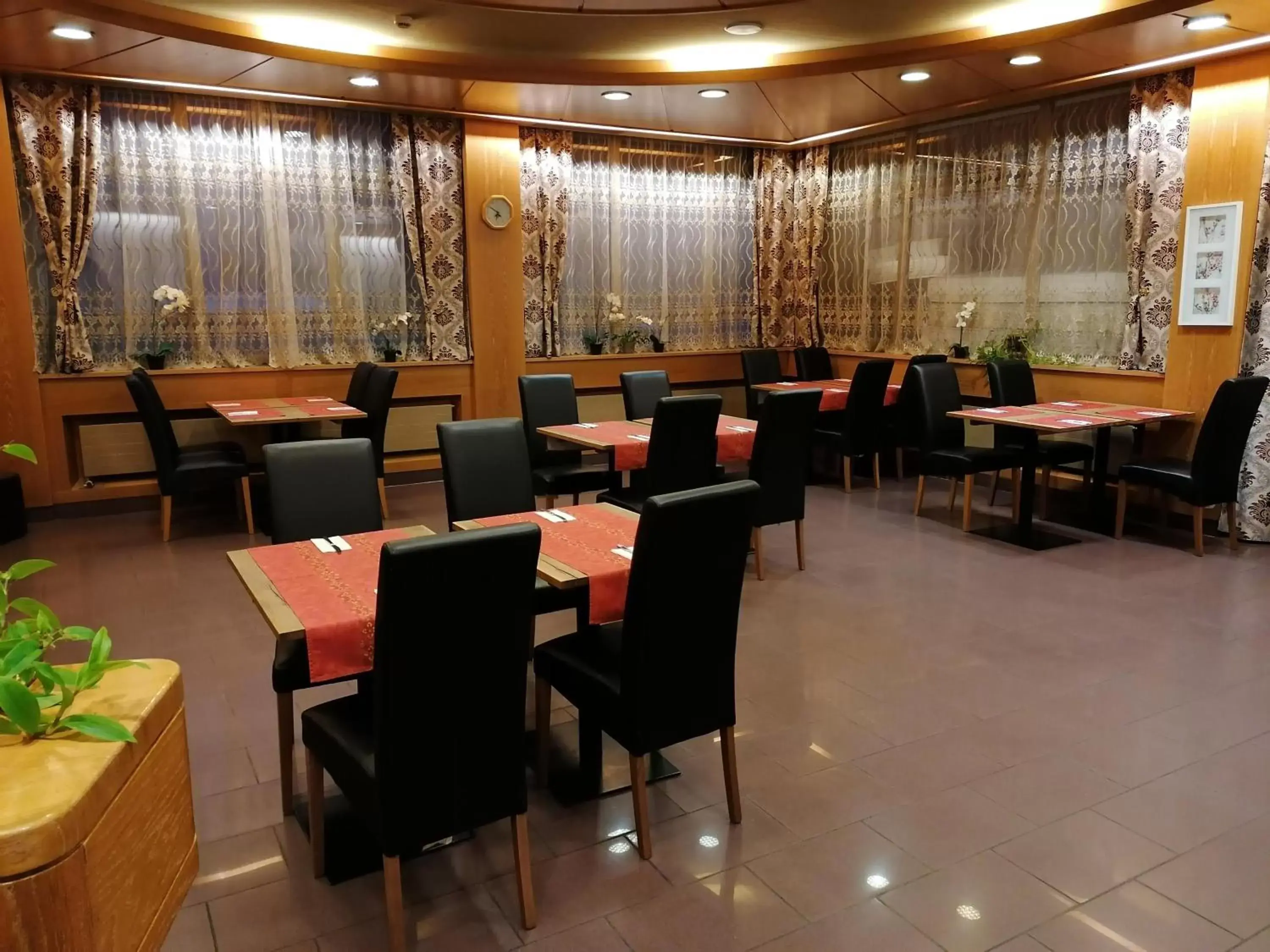 Restaurant/Places to Eat in Hotel du Stand