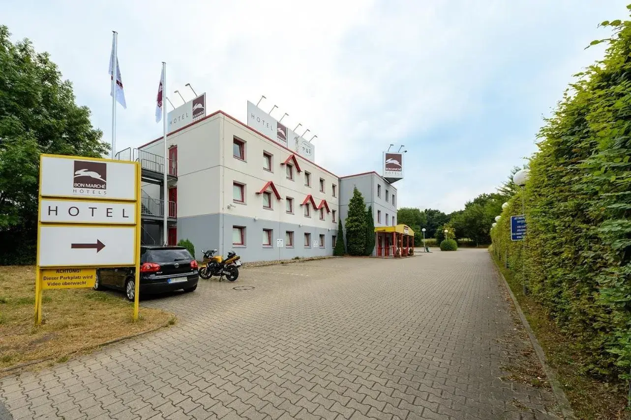 Facade/entrance, Property Building in bon marché hôtel Bochum