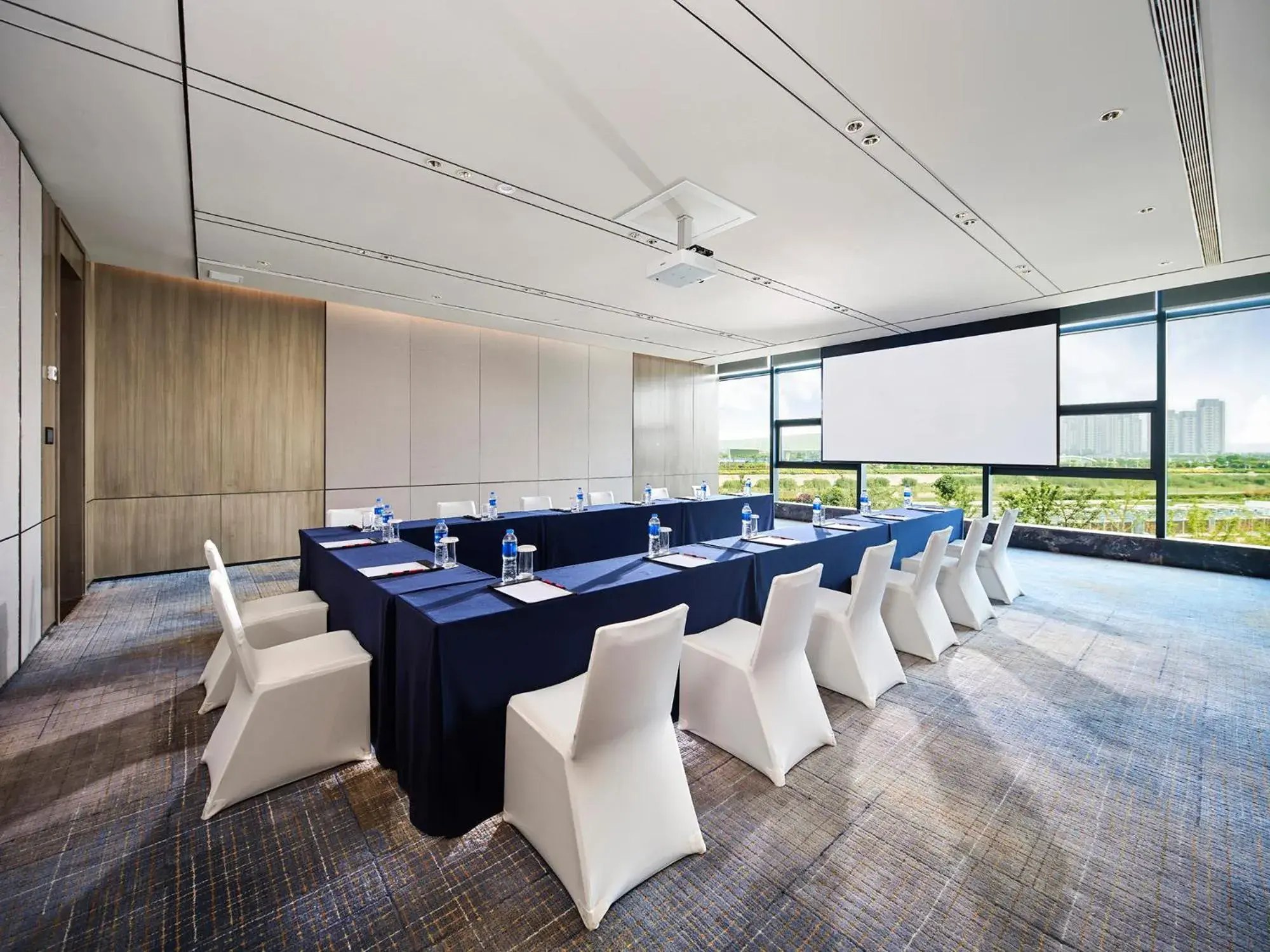 Meeting/conference room in HUALUXE Nanjing Yangtze River, an IHG Hotel