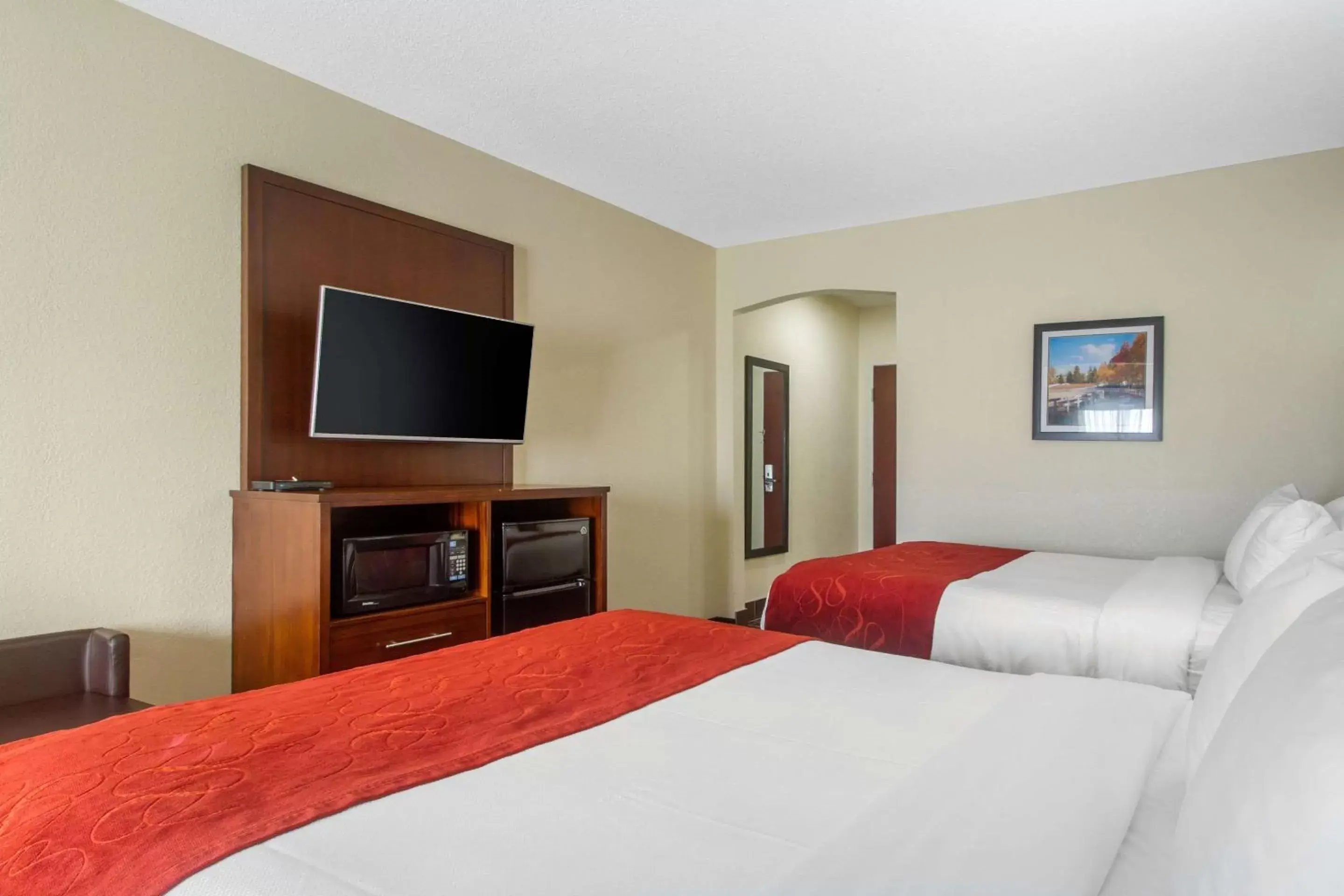 Photo of the whole room, Bed in Comfort Suites Danville