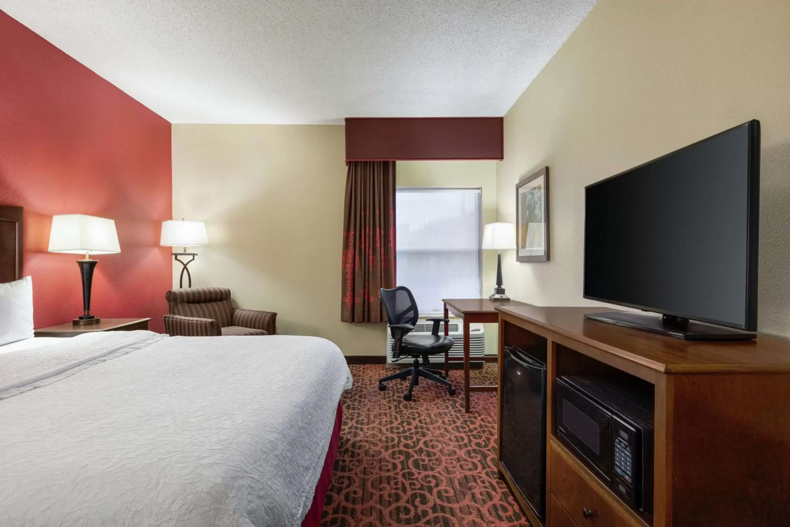 Bedroom, TV/Entertainment Center in Hampton Inn Abilene