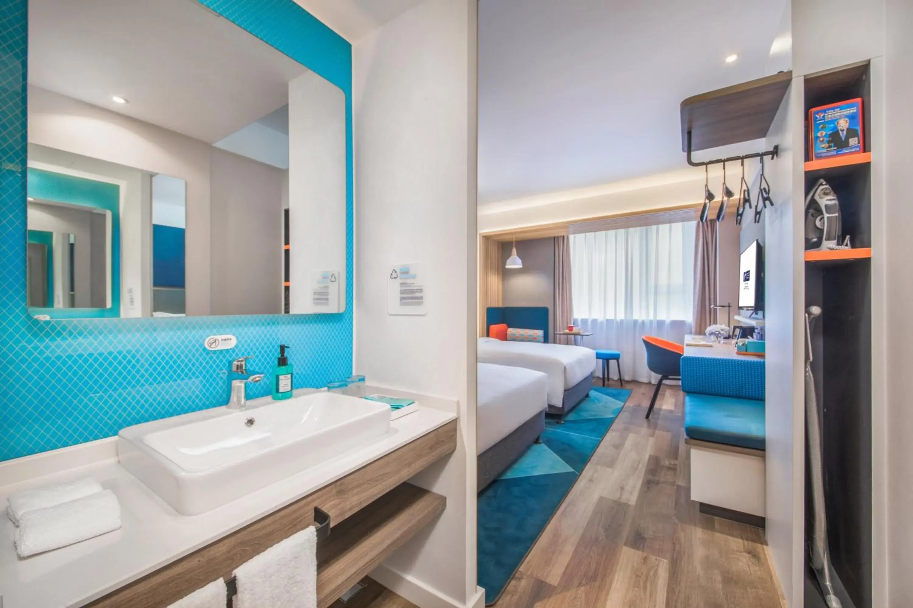 Photo of the whole room, Bed in Holiday Inn Express Shanghai Jiading Center by IHG Photo of the whole room, Bed in Holiday Inn Express Shanghai Jiading Center by IHG