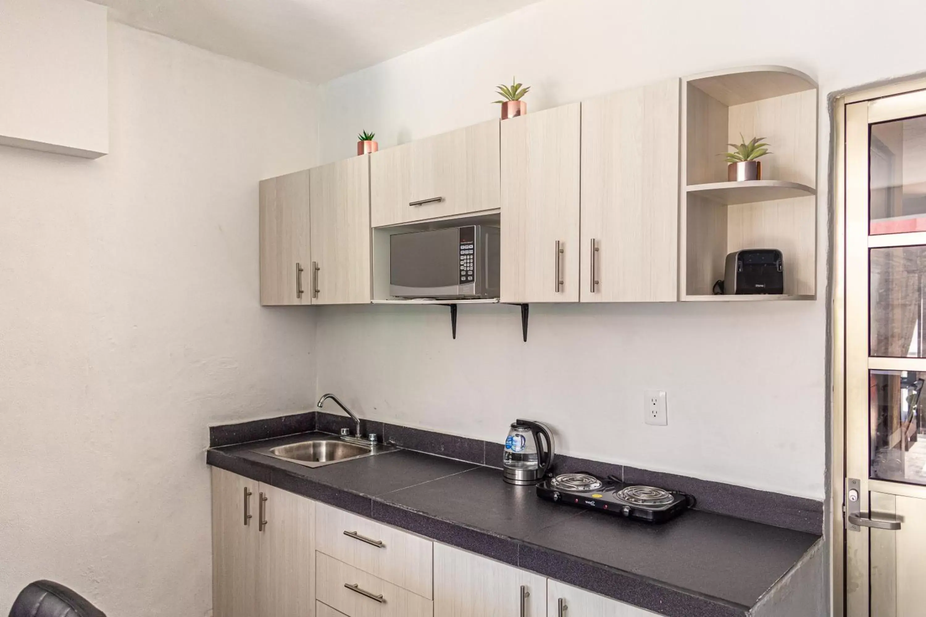 Kitchen/Kitchenette in Santa Fe Studios And Suites