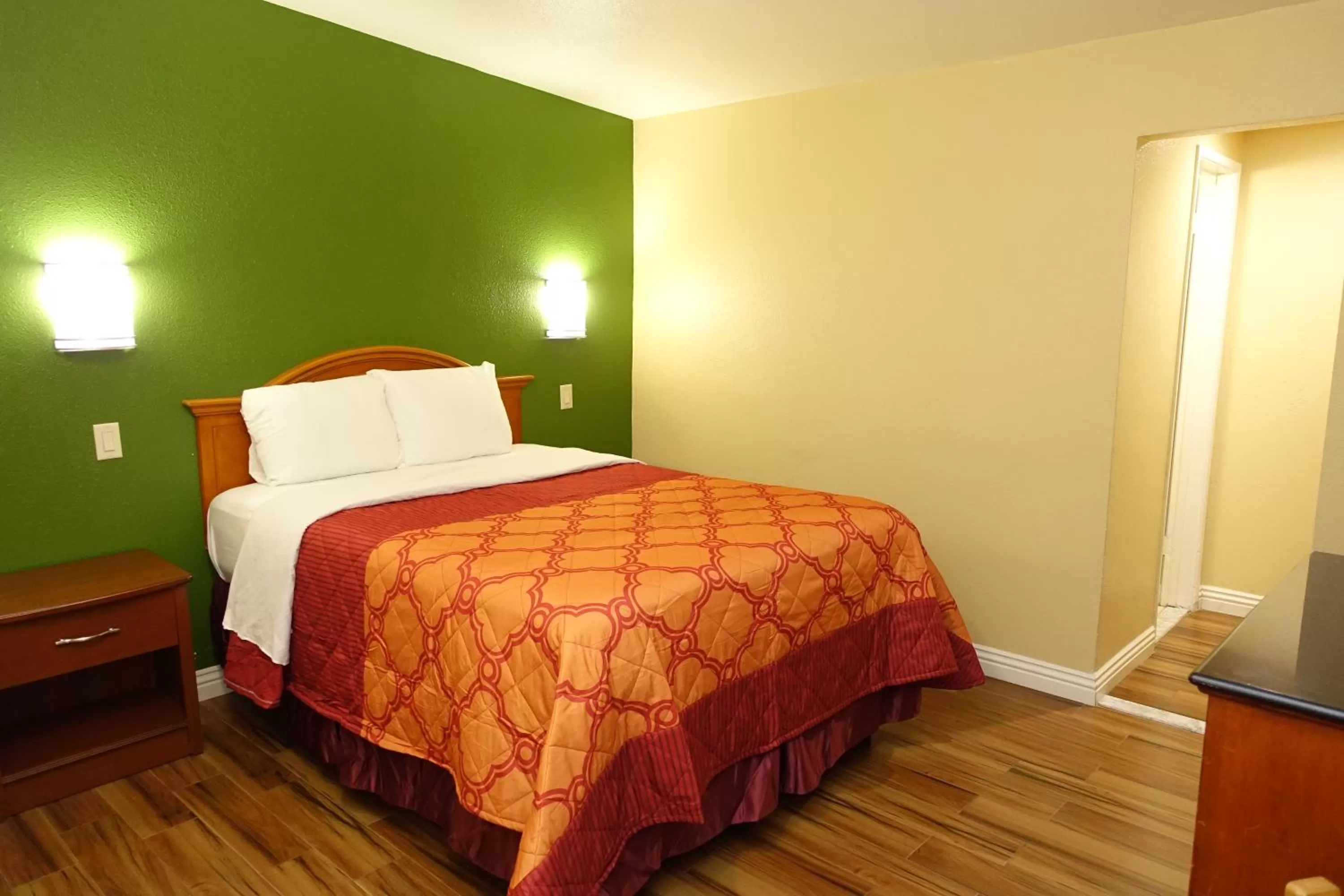 Economy Queen Room in Tropic Lodge