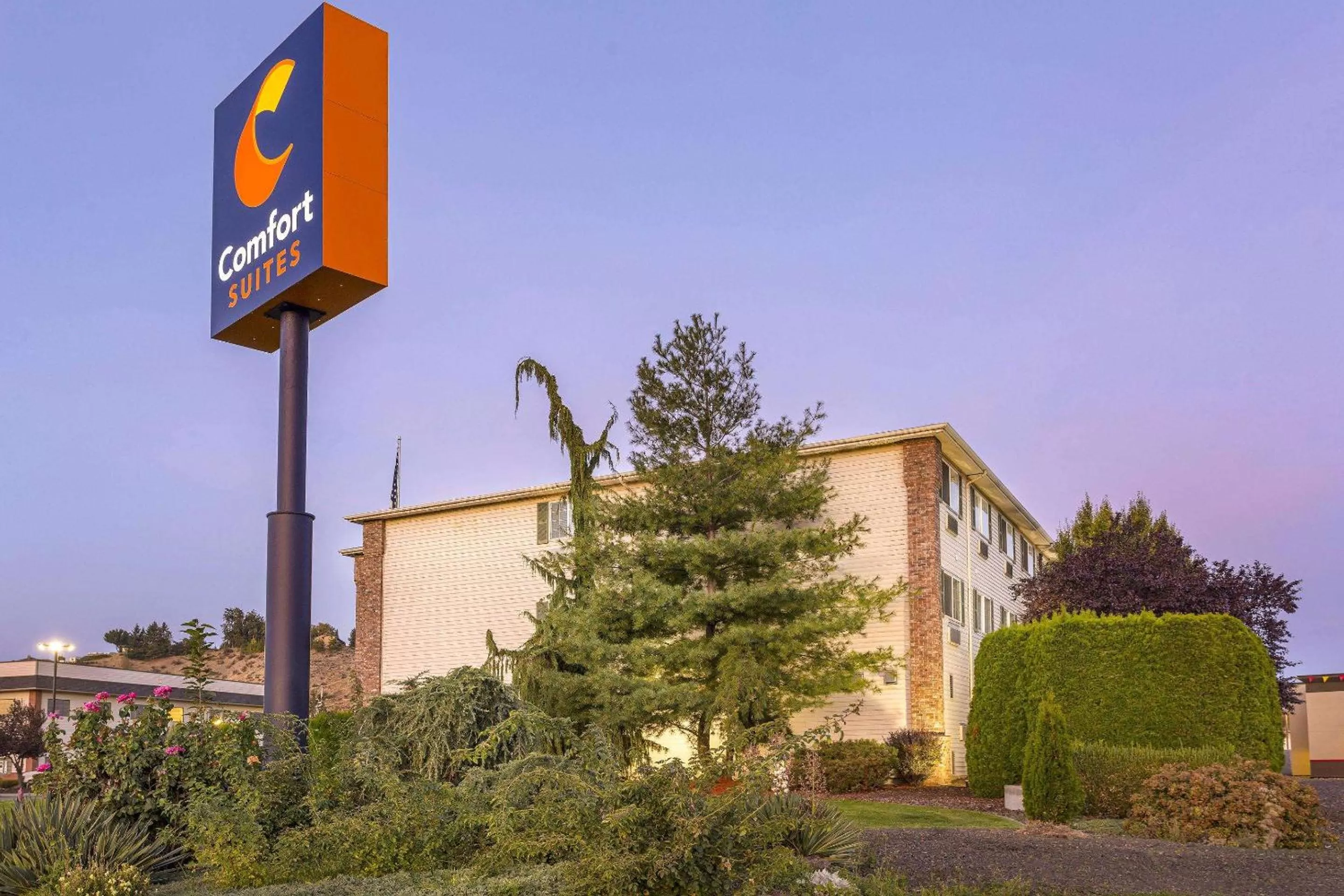 Property building in Comfort Suites Yakima