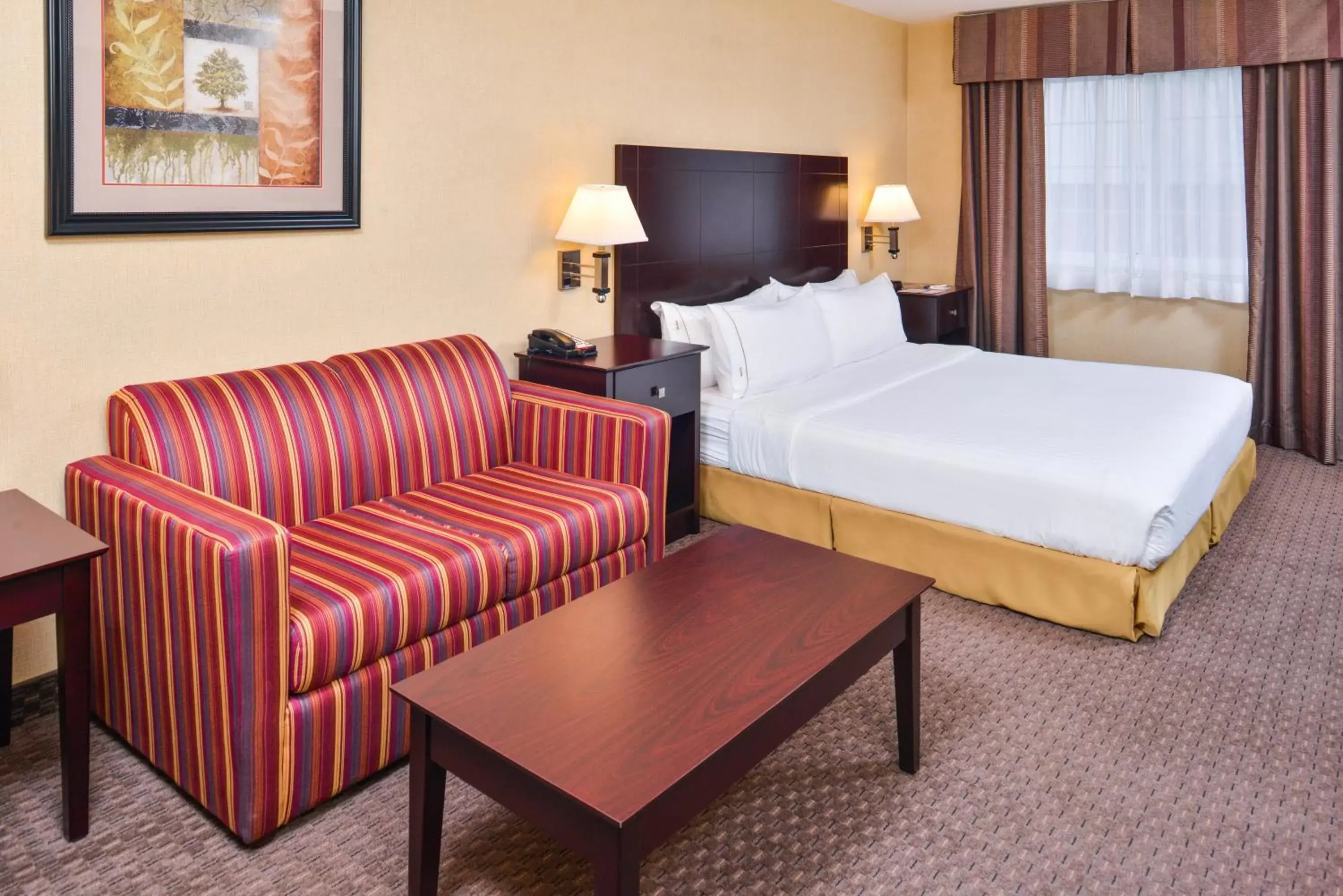 Bedroom in Holiday Inn Express Hotel & Suites Portland - Jantzen Beach, an IHG Hotel