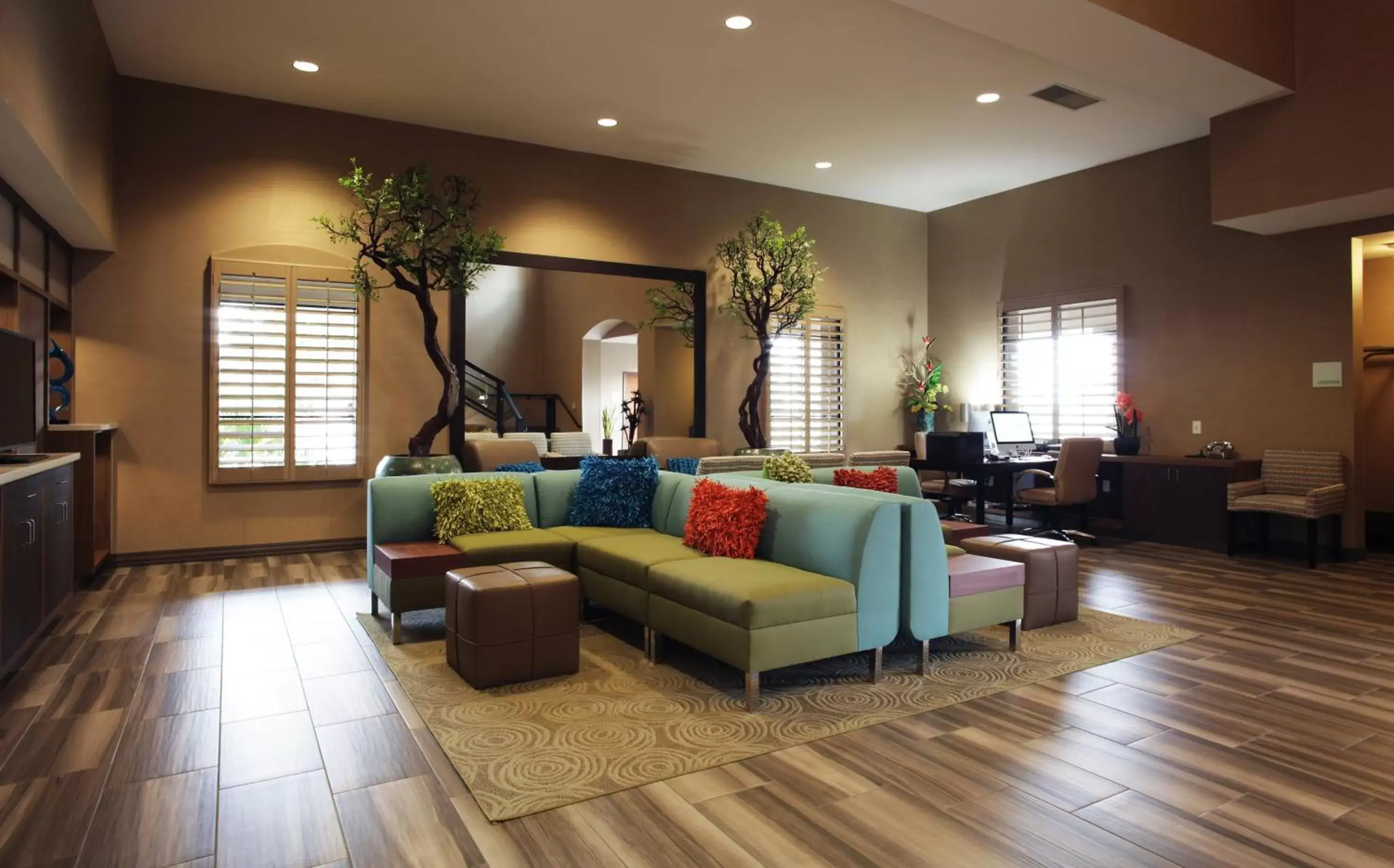 Property building, Seating Area in Holiday Inn Phoenix/Chandler, an IHG Hotel