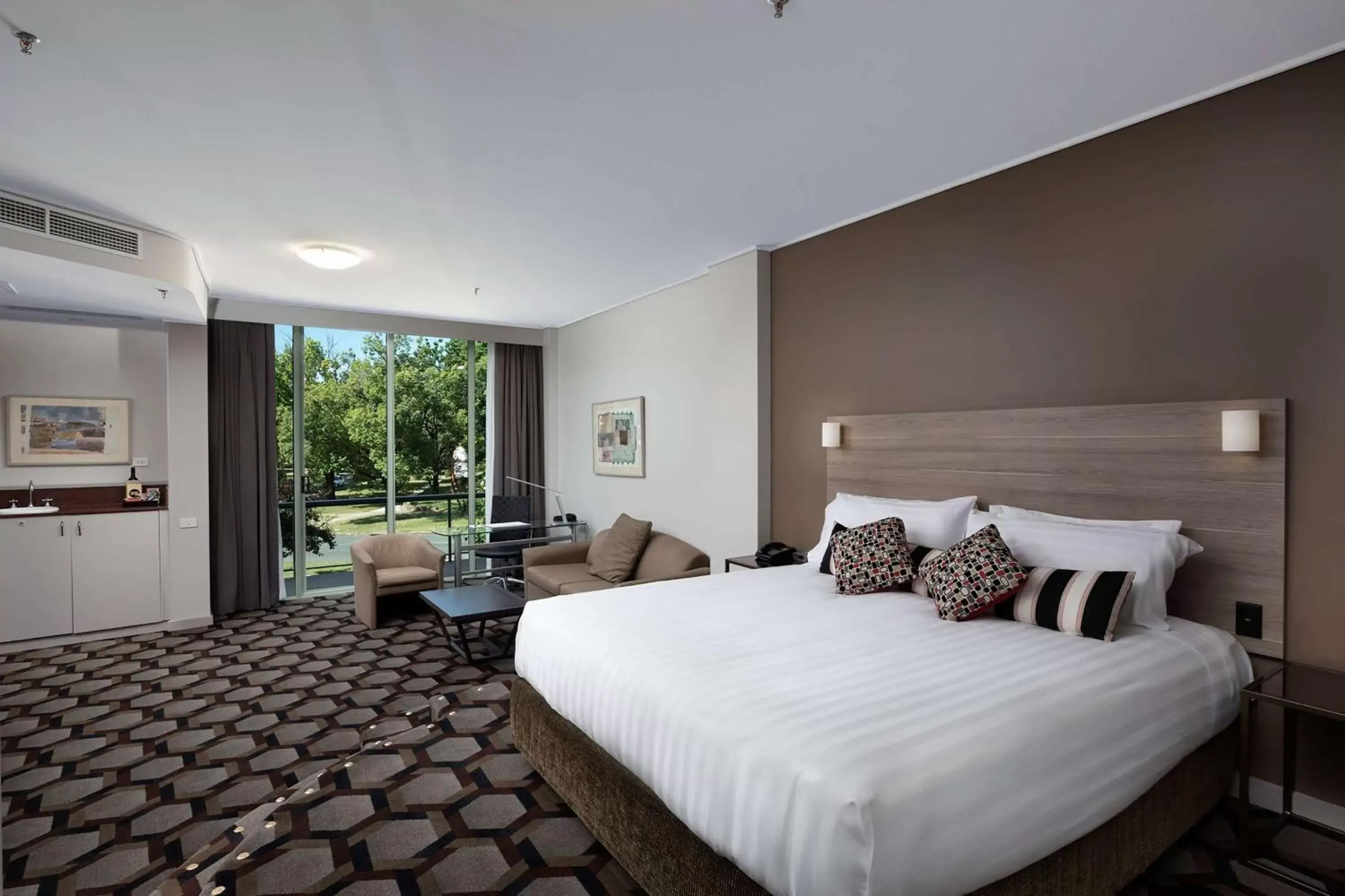 Photo of the whole room, Bed in Rydges Canberra