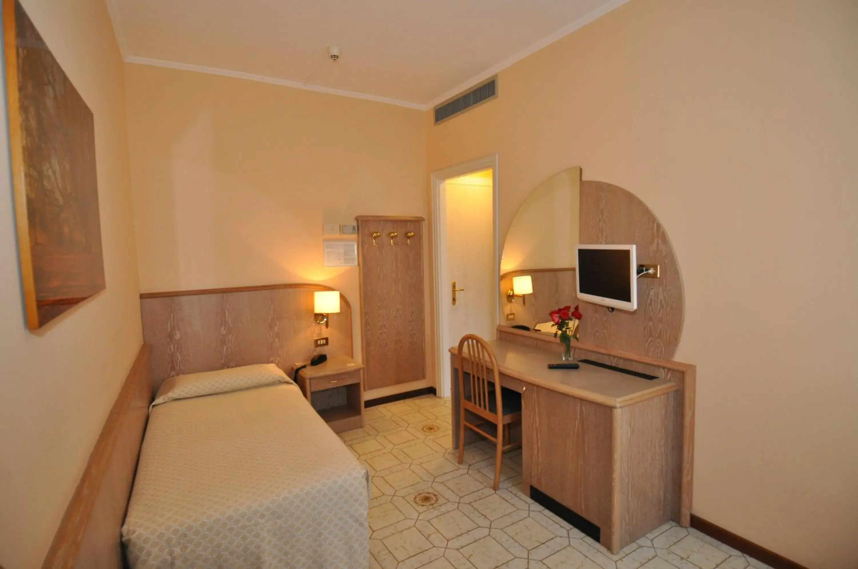 Bed, TV/Entertainment Center in Hotel Moderno