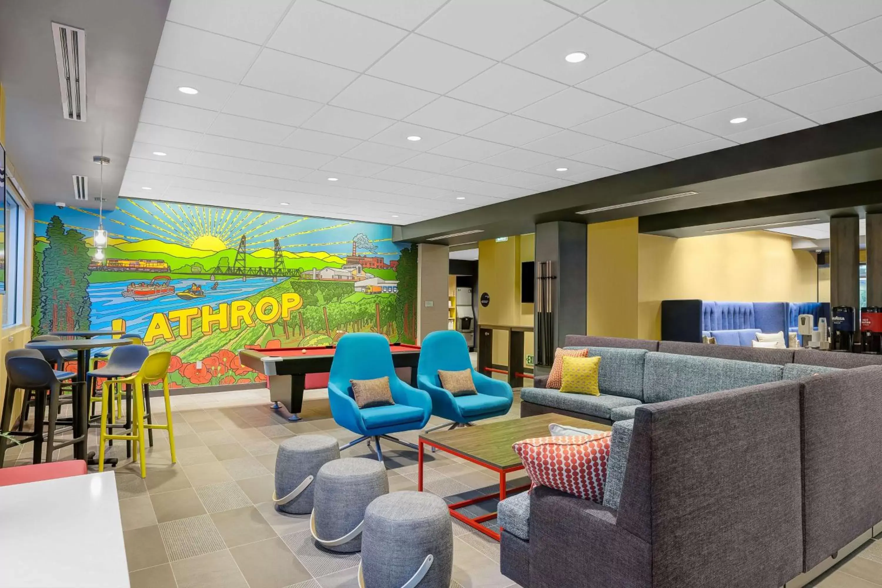 Lobby or reception in Tru By Hilton Lathrop