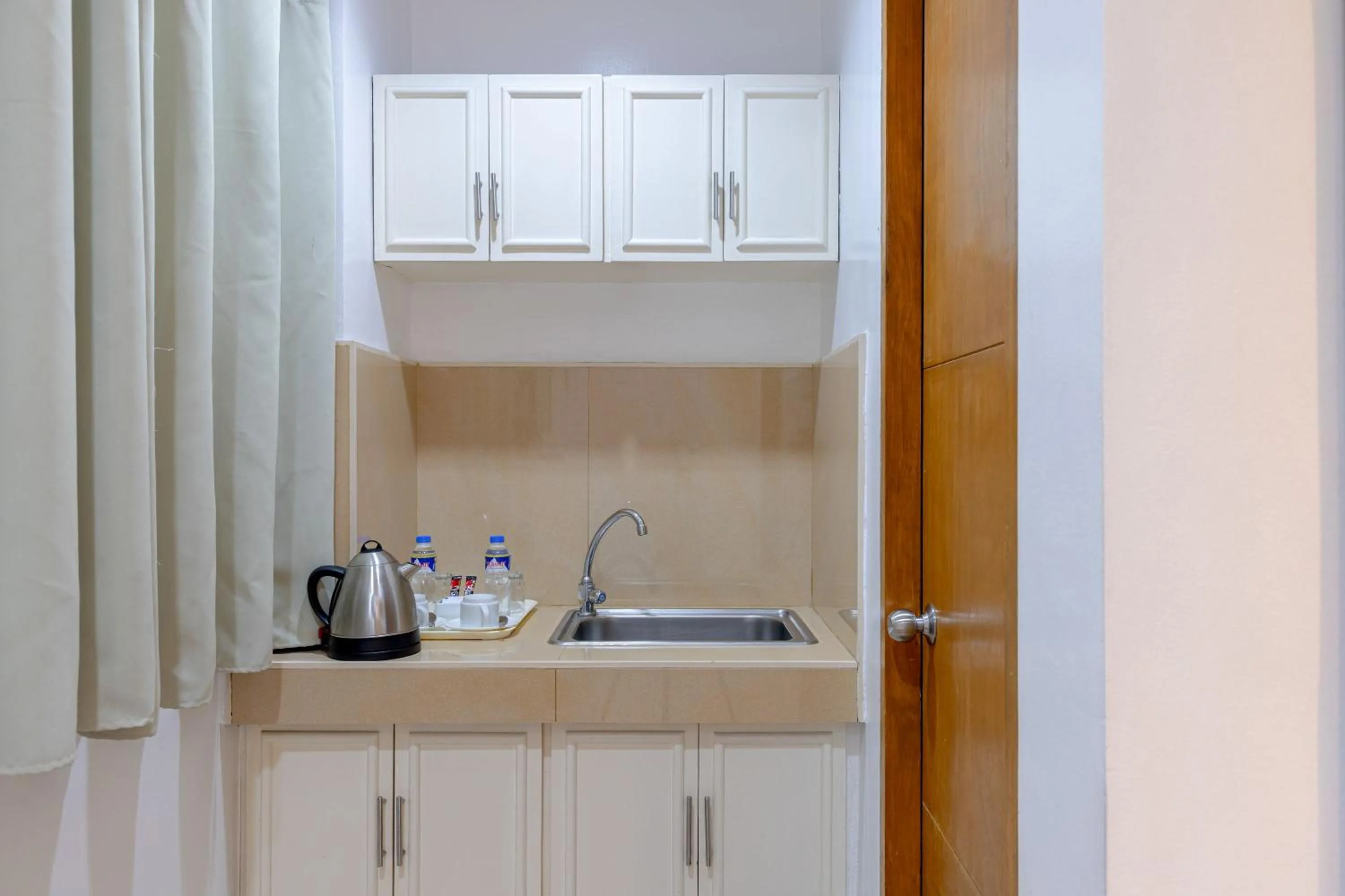 Coffee/tea facilities in Baymont Suites & Residences