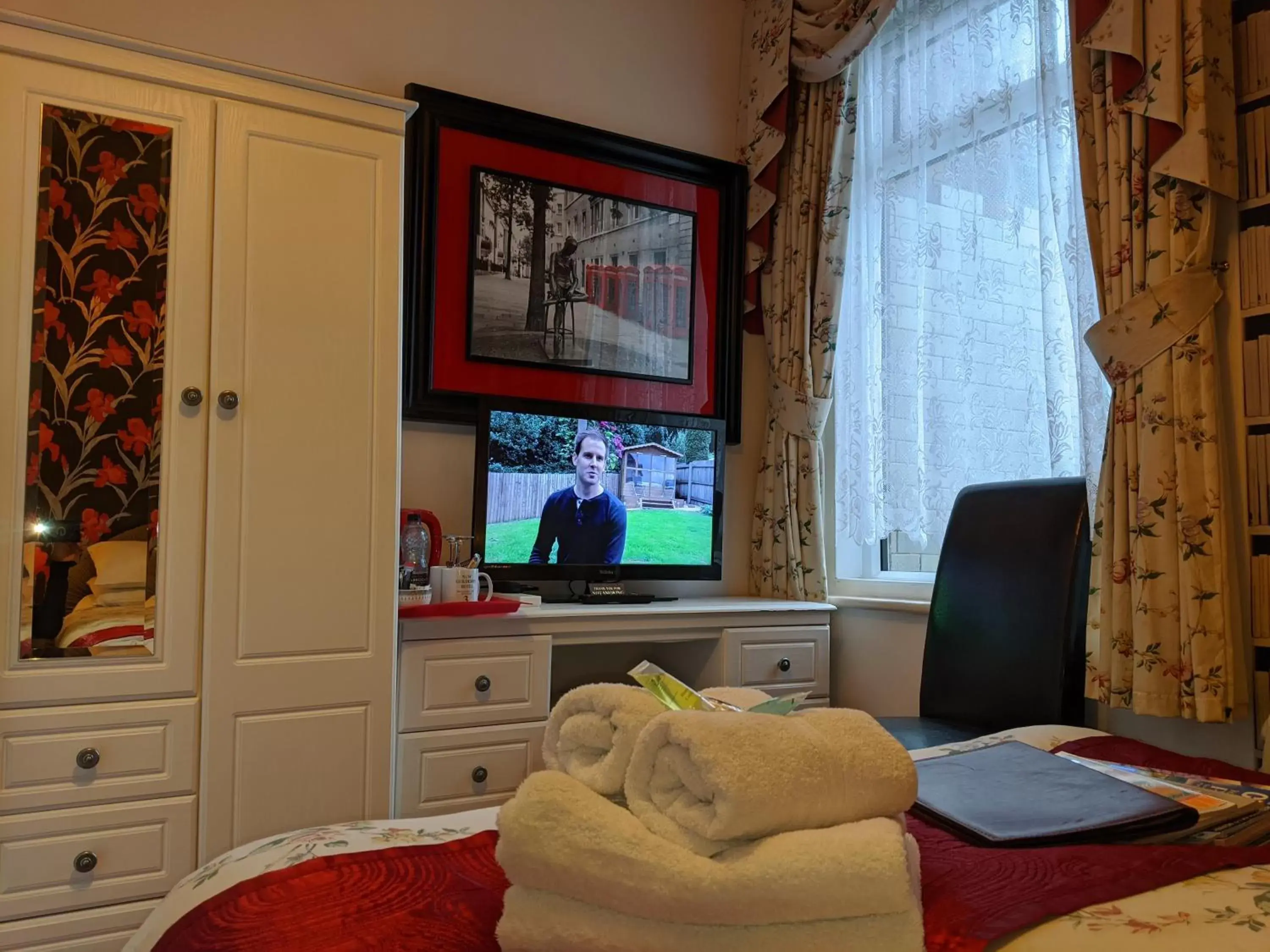 Bedroom, Seating Area in The New Guilderoy Hotel