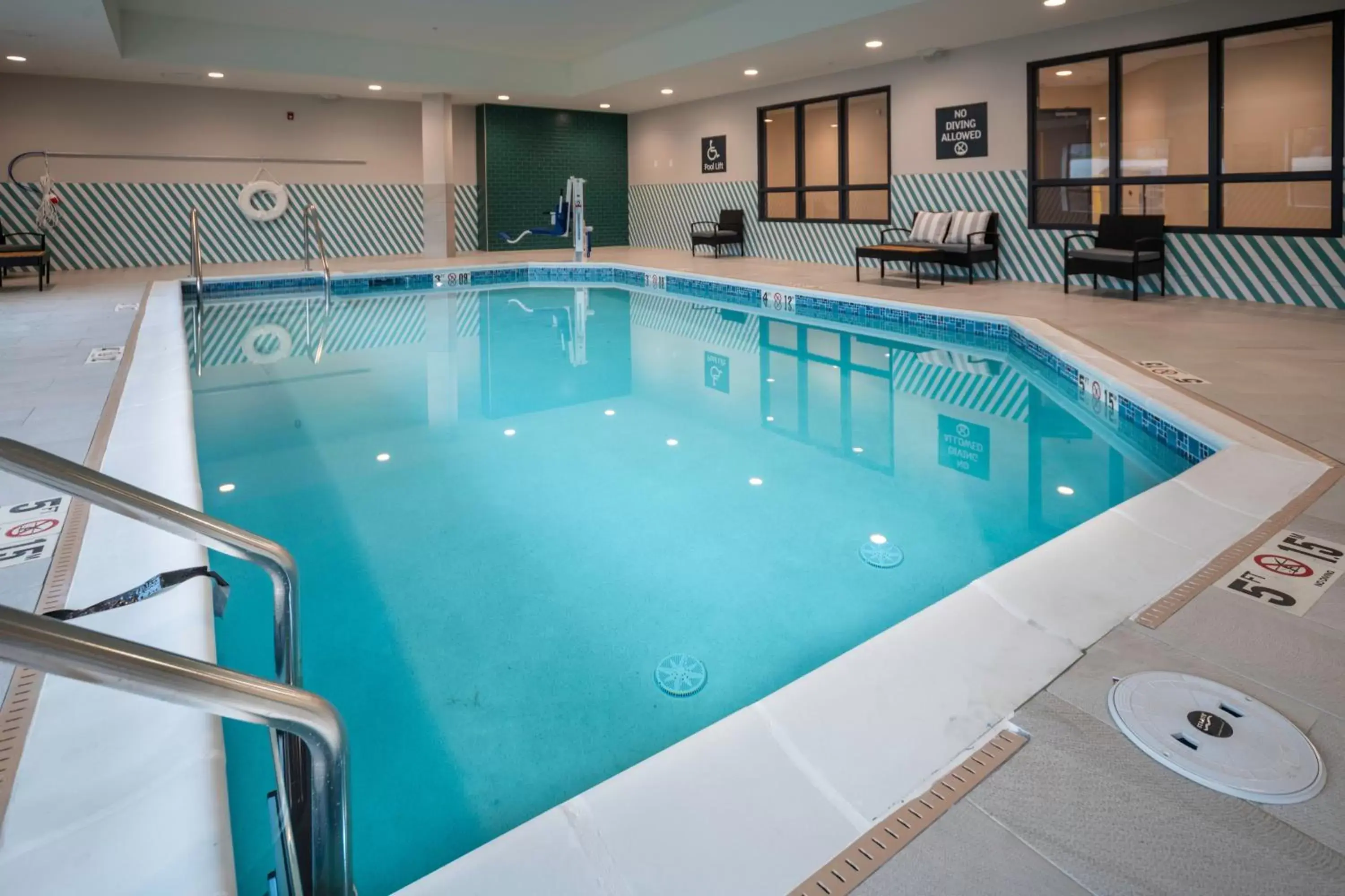 Swimming Pool in Holiday Inn St Louis - Creve Coeur