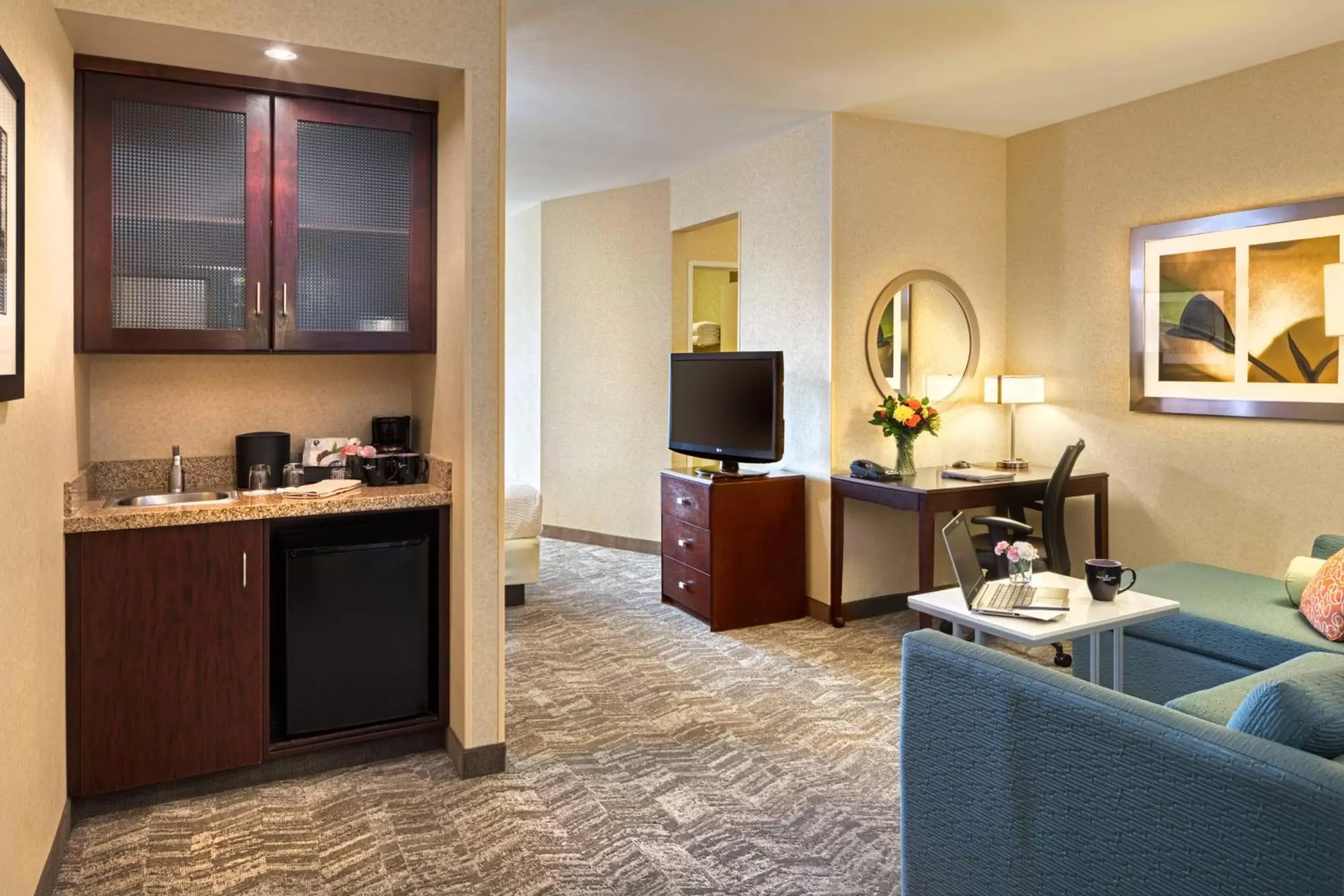 Living room, Kitchen/Kitchenette in SpringHill Suites by Marriott Salt Lake City Downtown