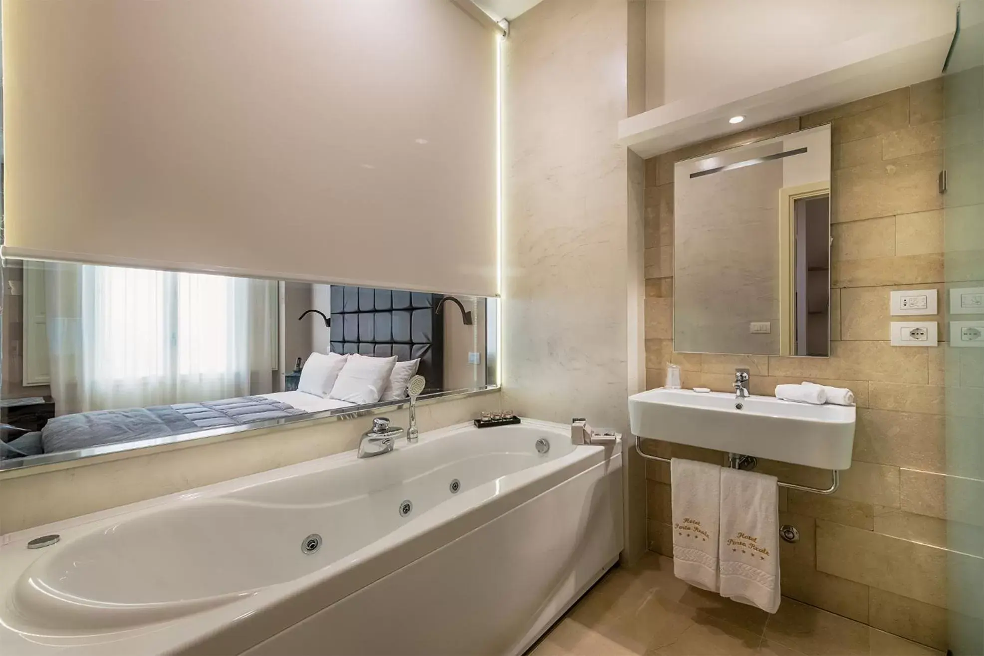 Bathroom in Hotel Porta Reale