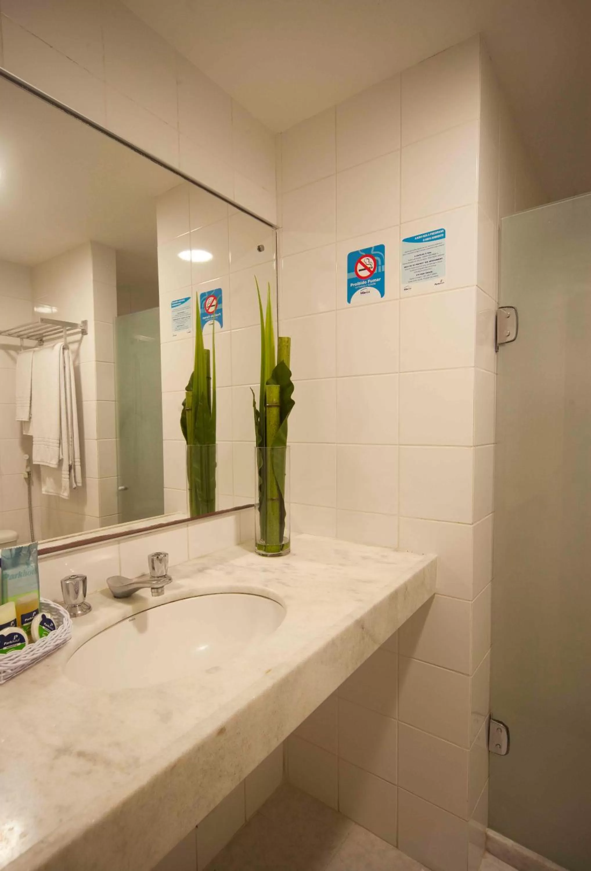 Bathroom in Hotel Euro Suíte Recife Boa Viagem By Nacional Inn