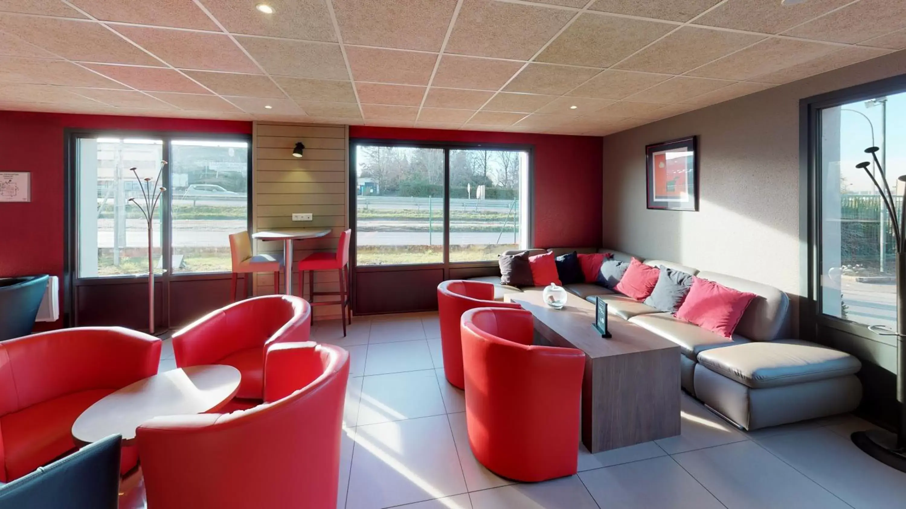 Communal lounge/ TV room, Lounge/Bar in Kyriad Meaux Sud Nanteuil Les Meaux