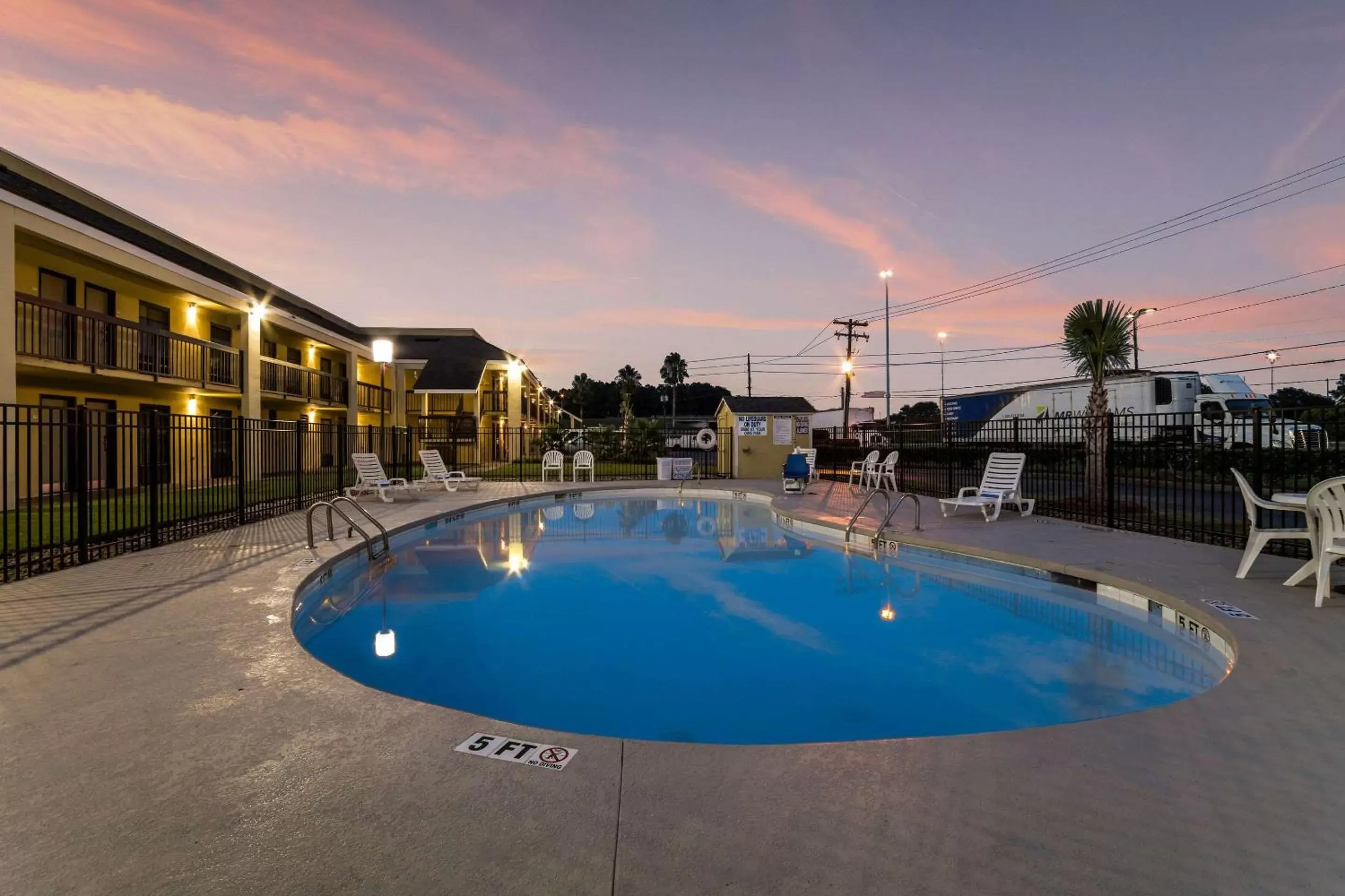 On site, Swimming Pool in Quality Inn Coliseum