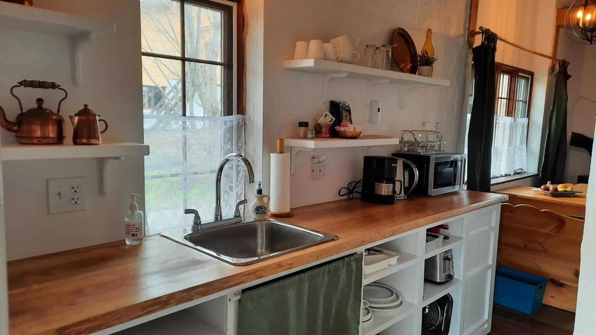 Kitchen or kitchenette, Kitchen/Kitchenette in Edelweiss Inn Nova Scotia