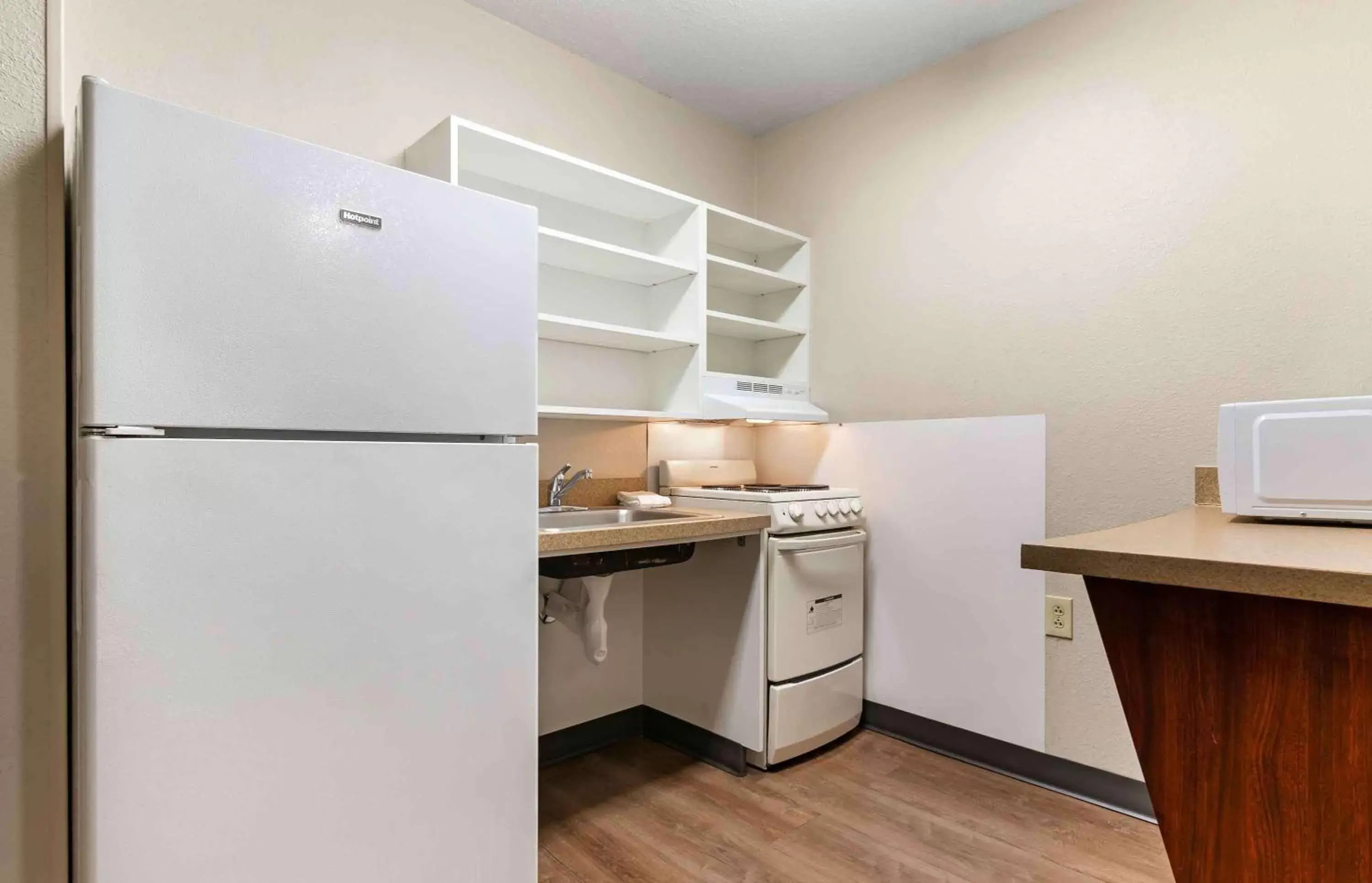 Bedroom, Kitchen/Kitchenette in Extended Stay America Suites - St Louis - Earth City