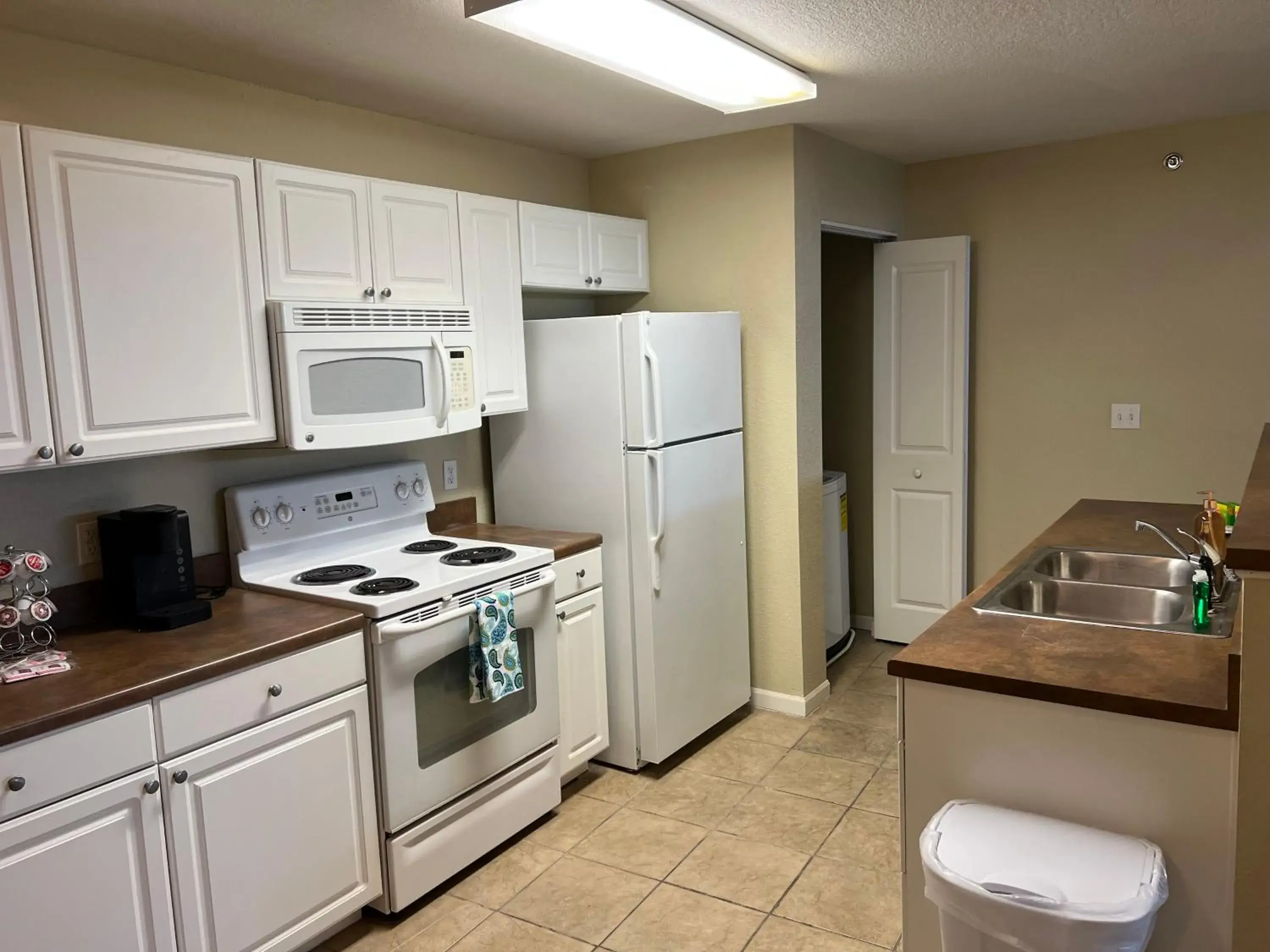 kitchen, Kitchen/Kitchenette in Washburn Hotel Suites