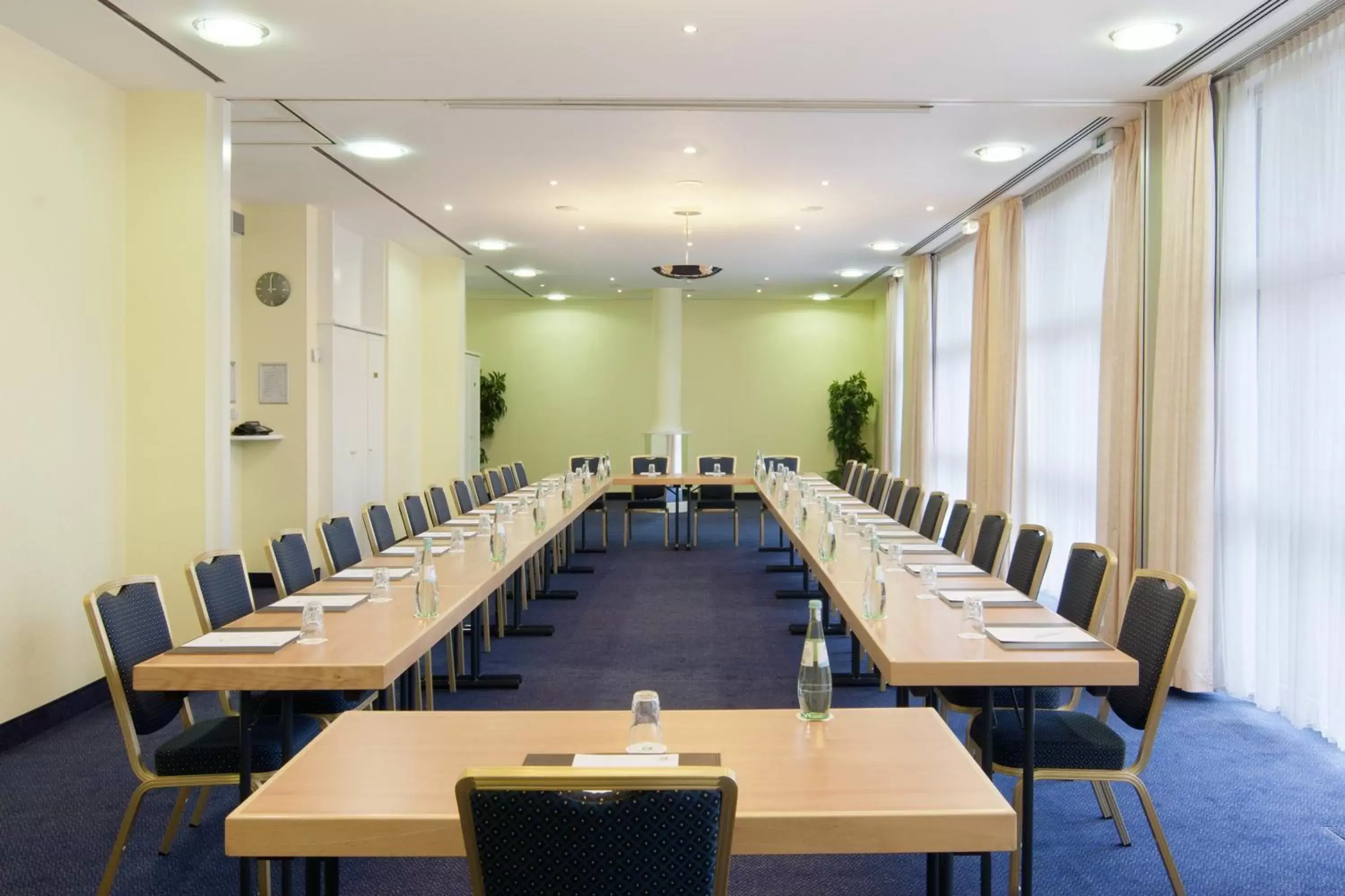 Meeting/conference room in Holiday Inn München Süd, an IHG Hotel