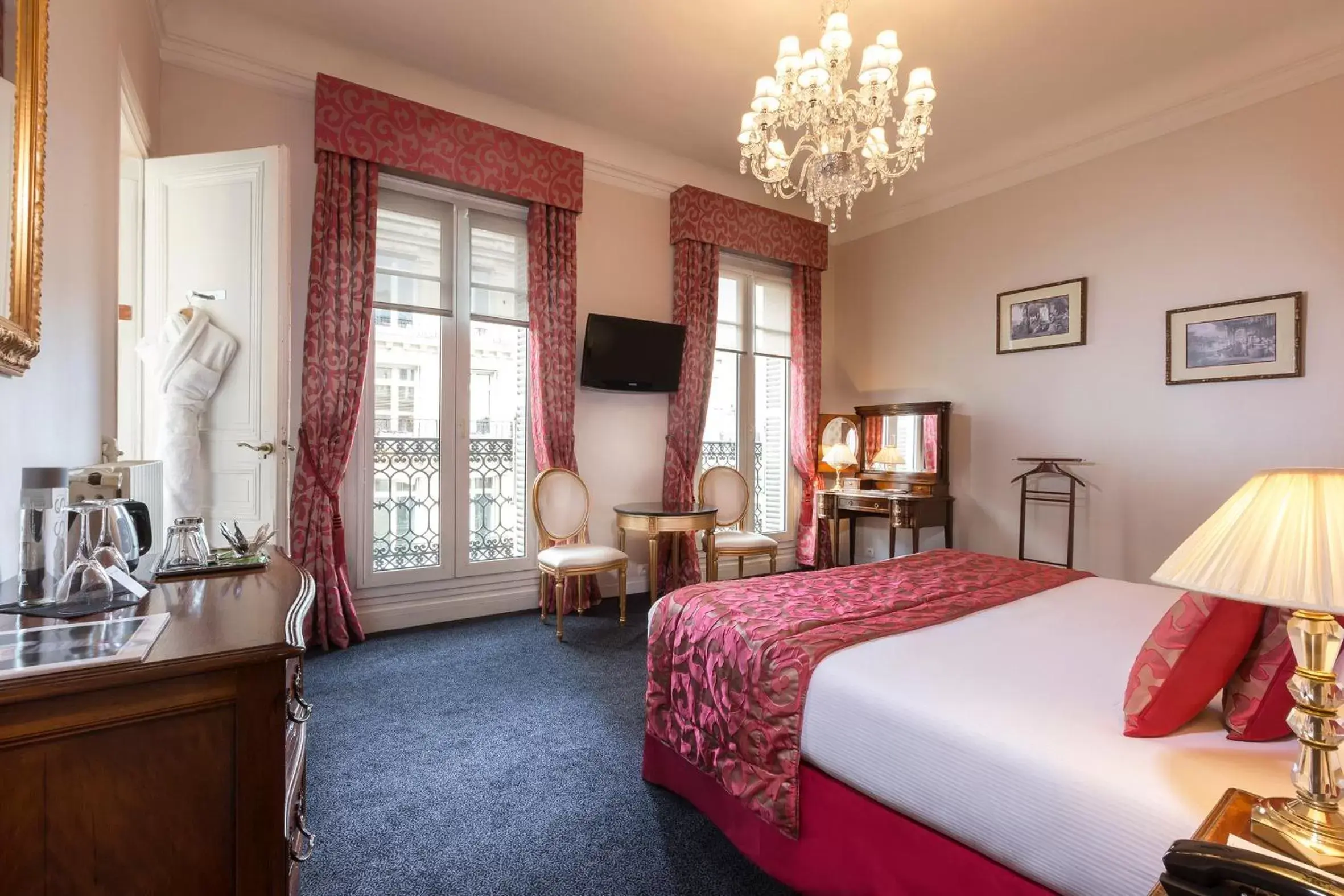 Photo of the whole room in Hotel Claridge Paris