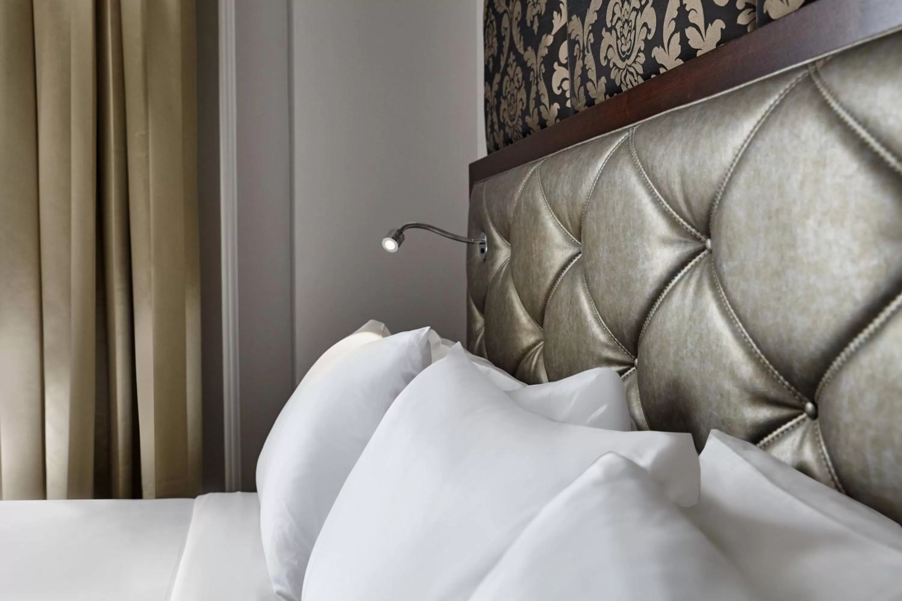 Deluxe Suite in The Hotel Saskatchewan, Autograph Collection