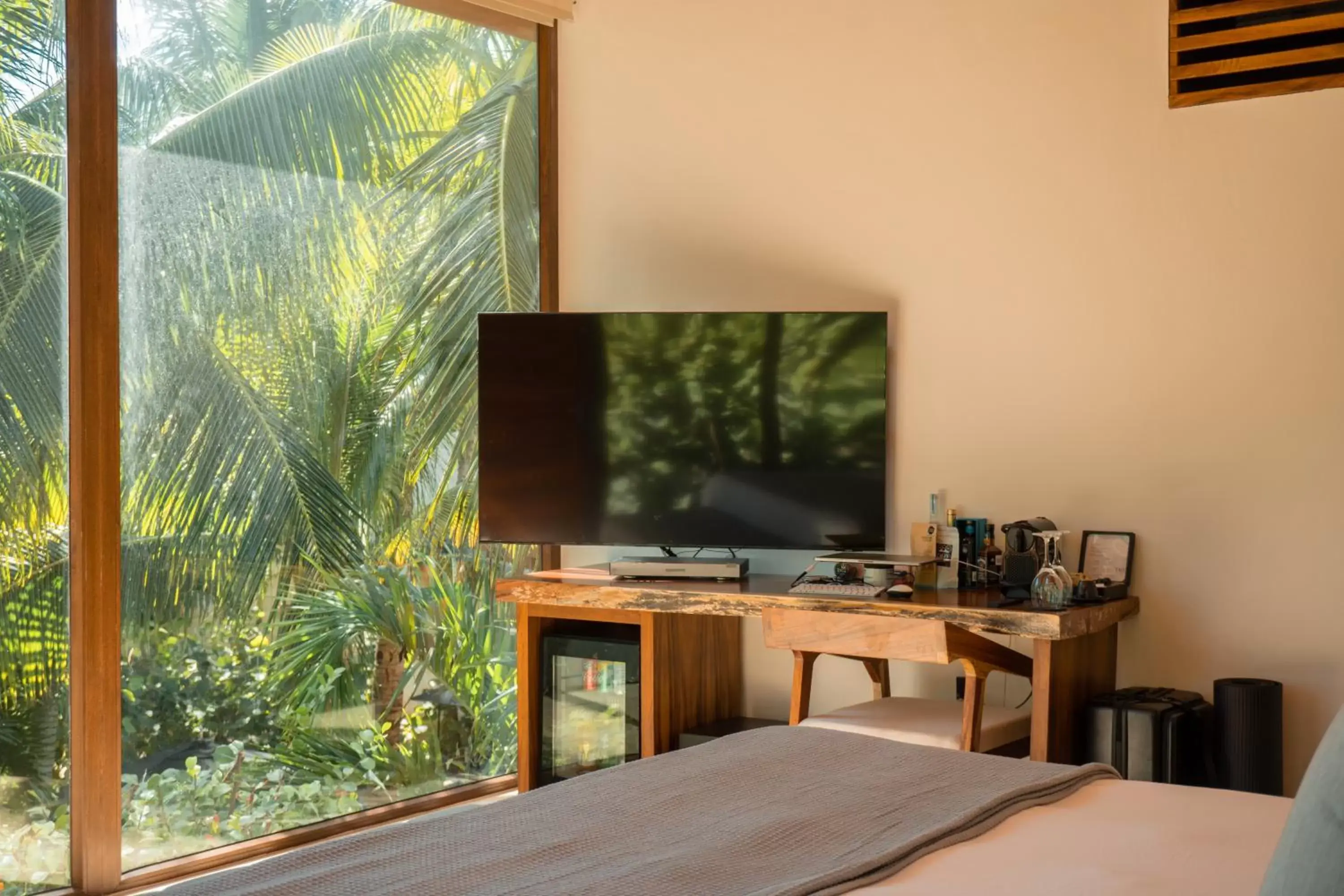 Communal lounge/ TV room, TV/Entertainment Center in Tago Tulum by G Hotels