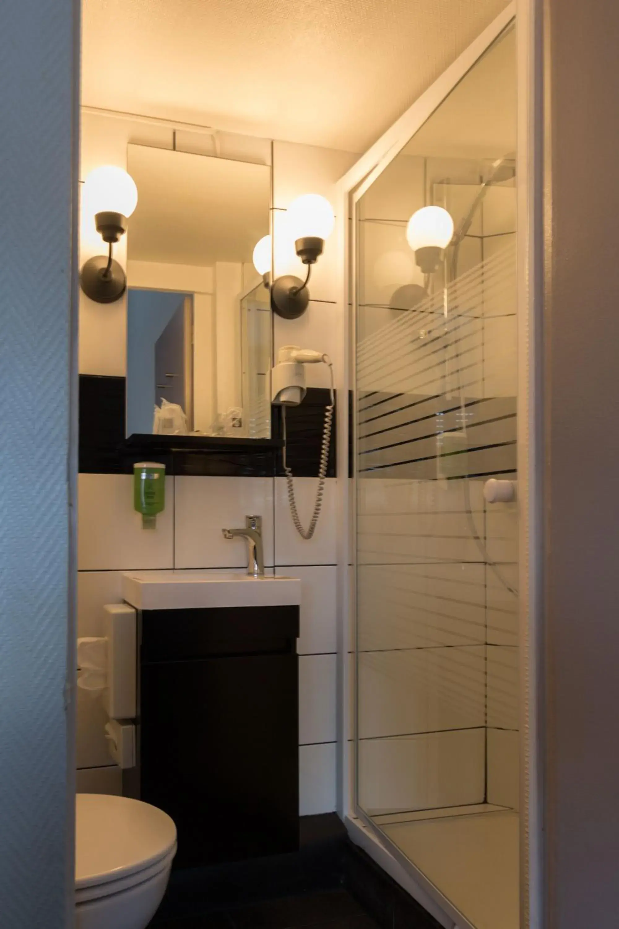 Shower, Bathroom in The Originals City, Hotel de l'Europe, Saint-Nazaire