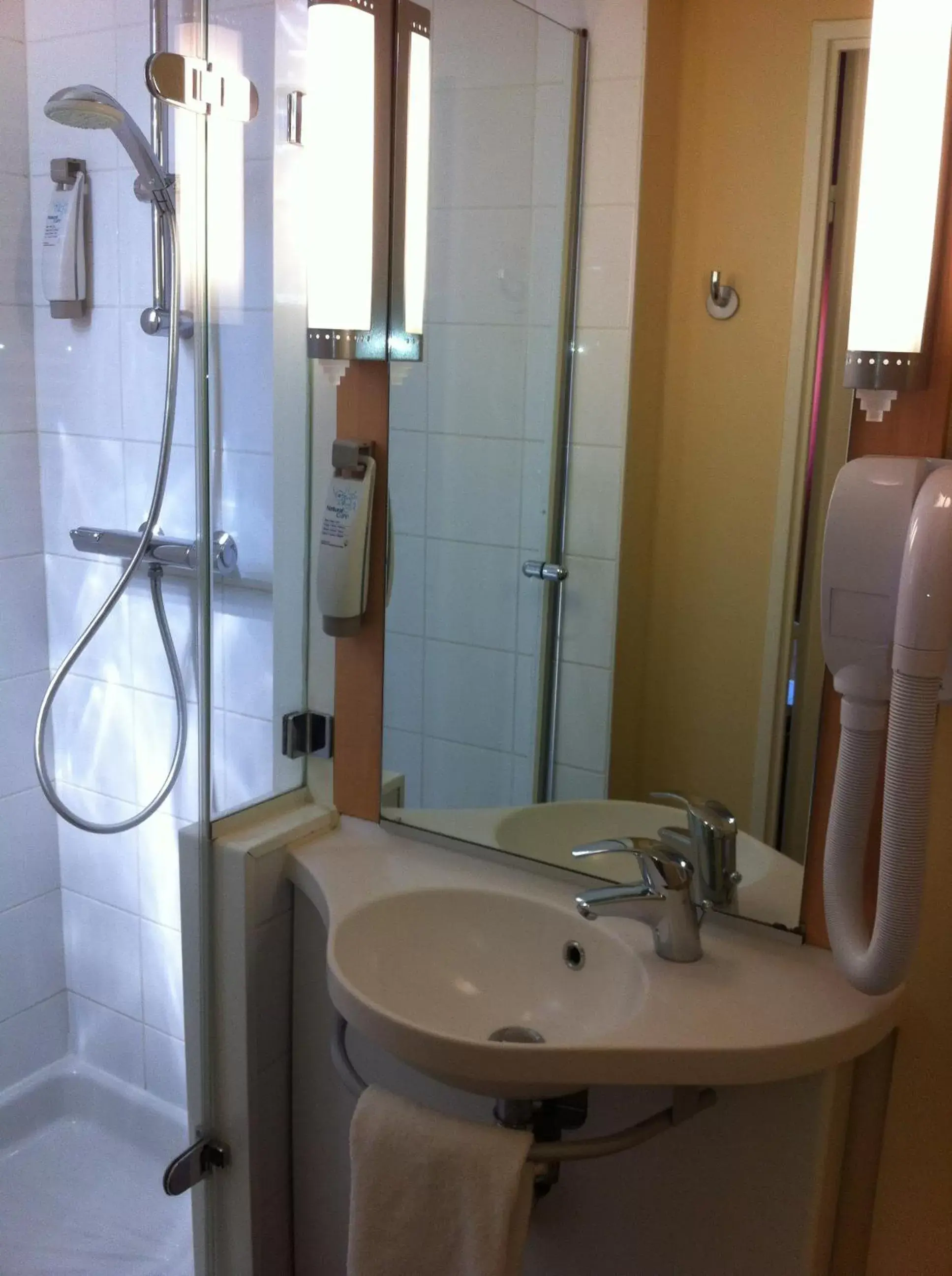 Bathroom in ibis Besançon Centre Ville