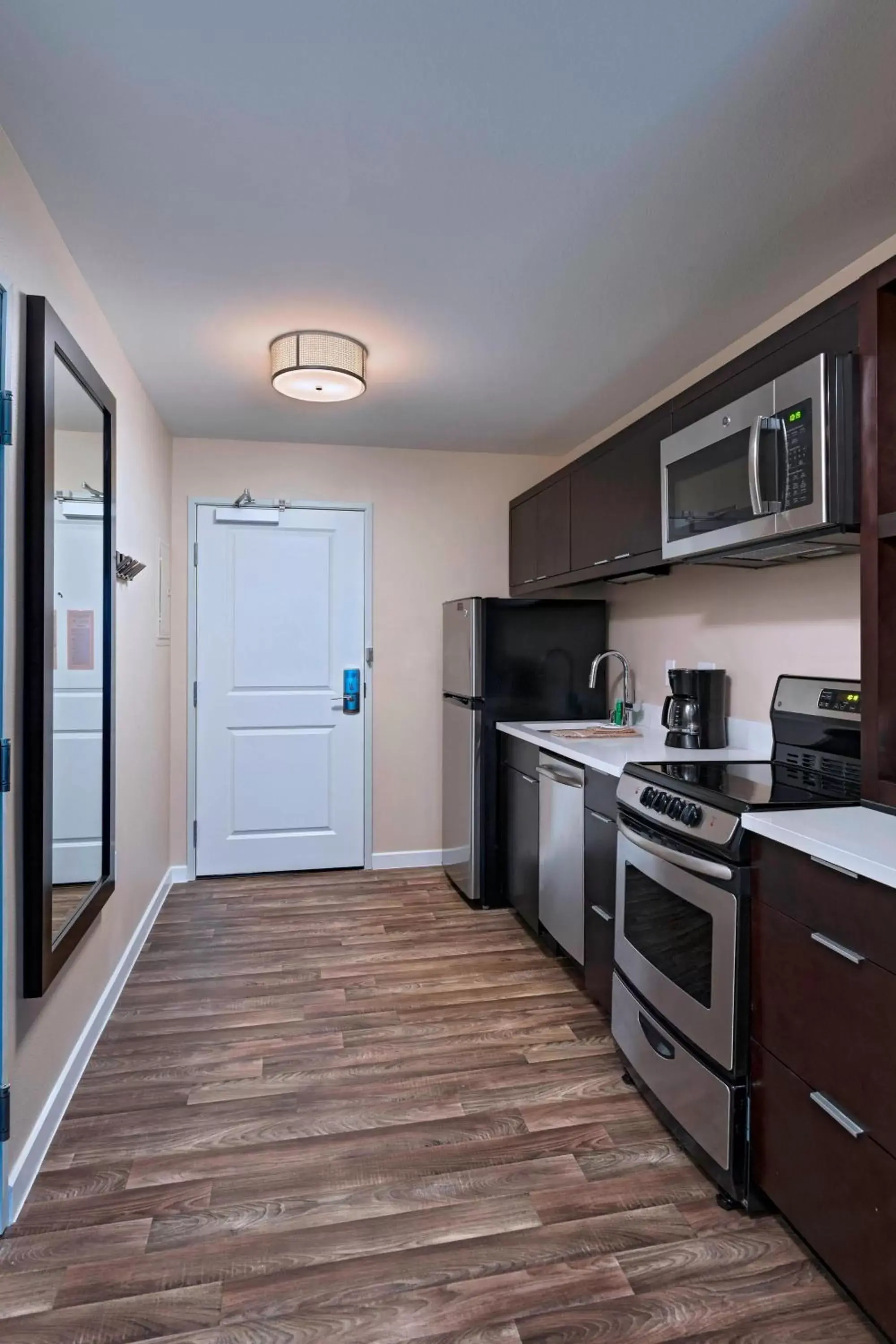 Bedroom, Kitchen/Kitchenette in TownePlace Suites by Marriott Tacoma Lakewood