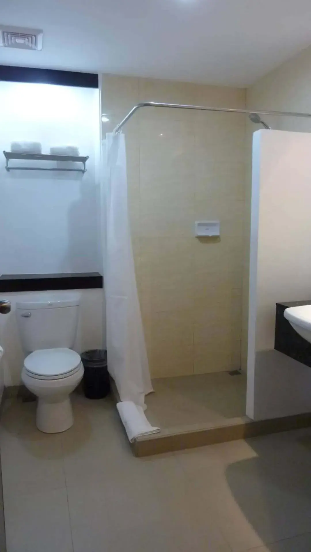 Bathroom in Circle Inn - Iloilo City Center